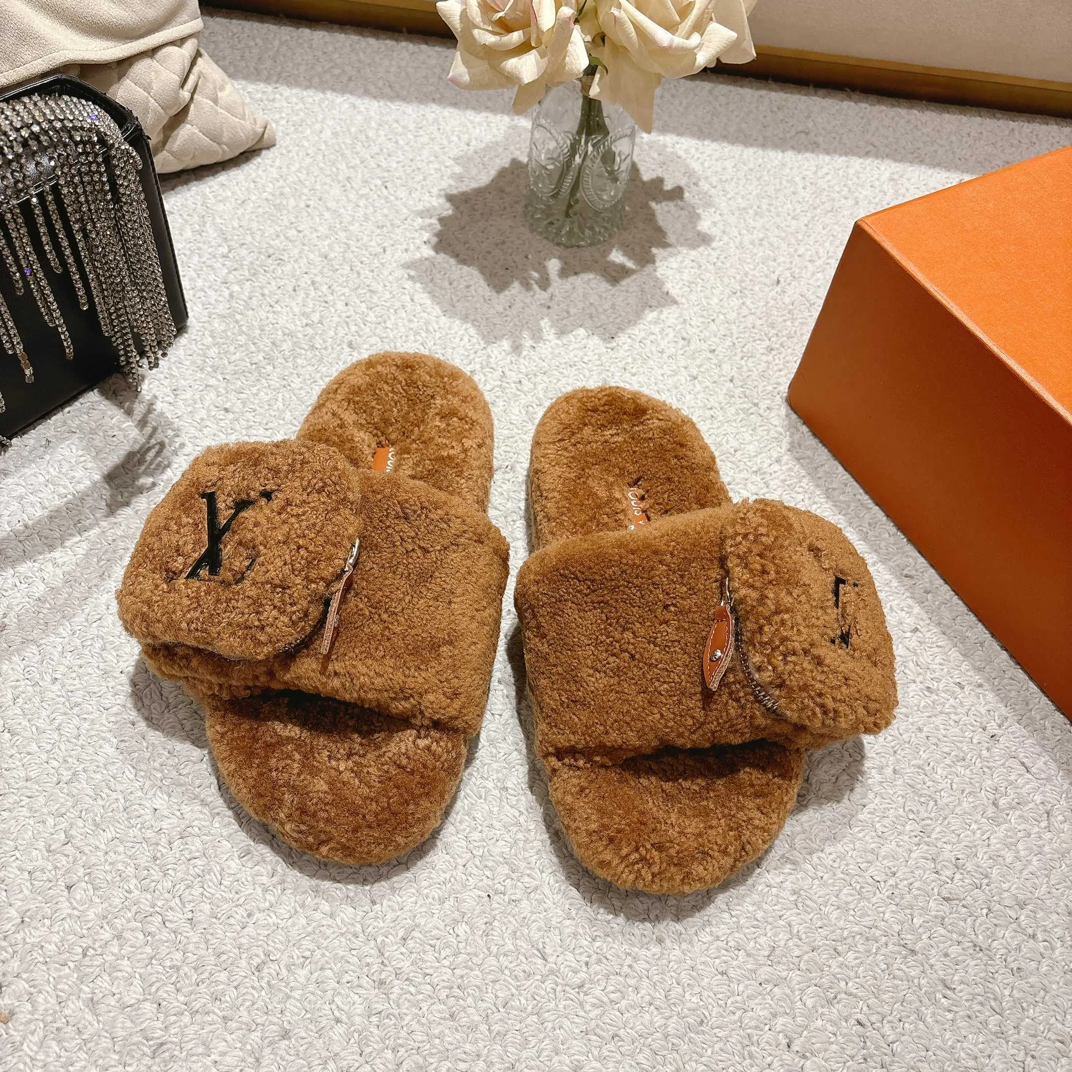 Тапочки Женские Louis Vuitton 17957252