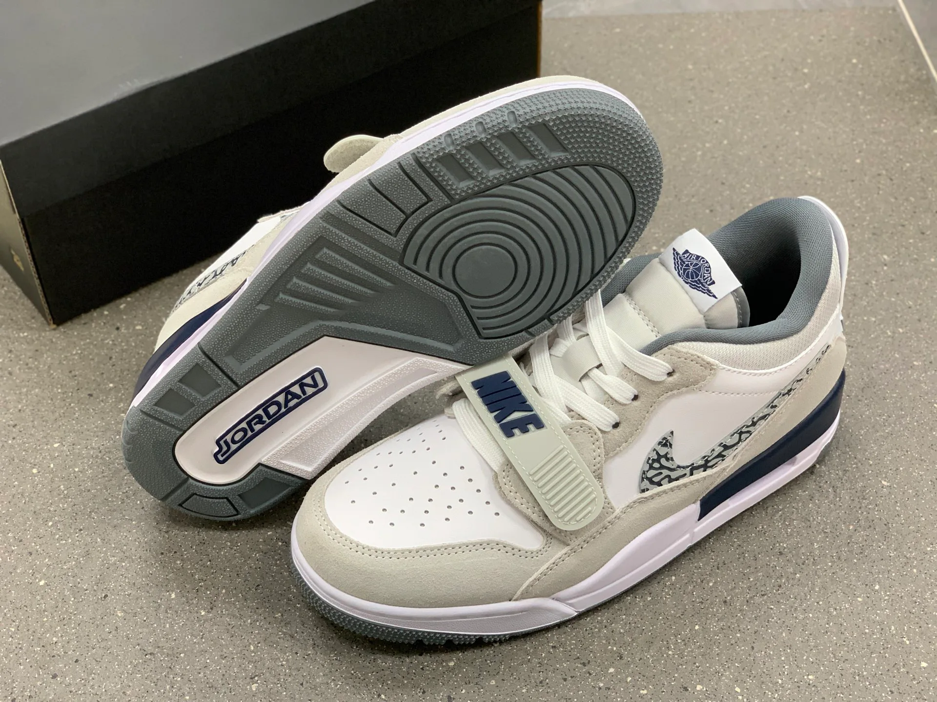 Кроссовки Женские Air Jordan 1261184