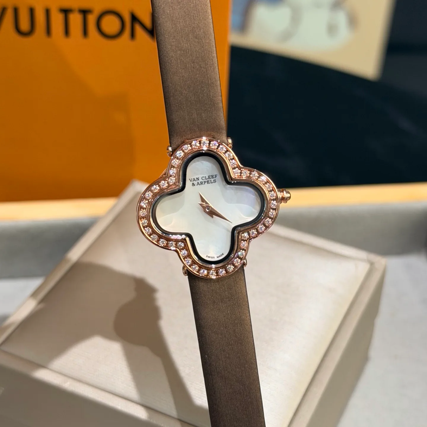 Часы Женские Van Cleef & Arpels 18362058