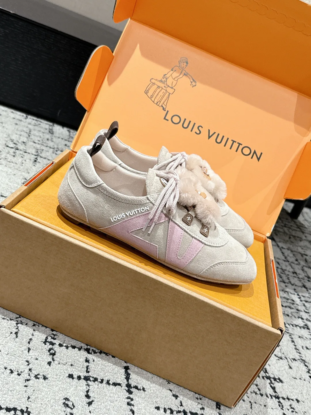 Кроссовки Женские Louis Vuitton 18409699