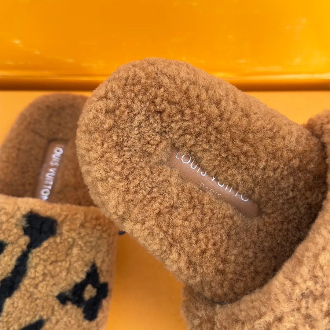 Тапочки Женские Louis Vuitton 18741704