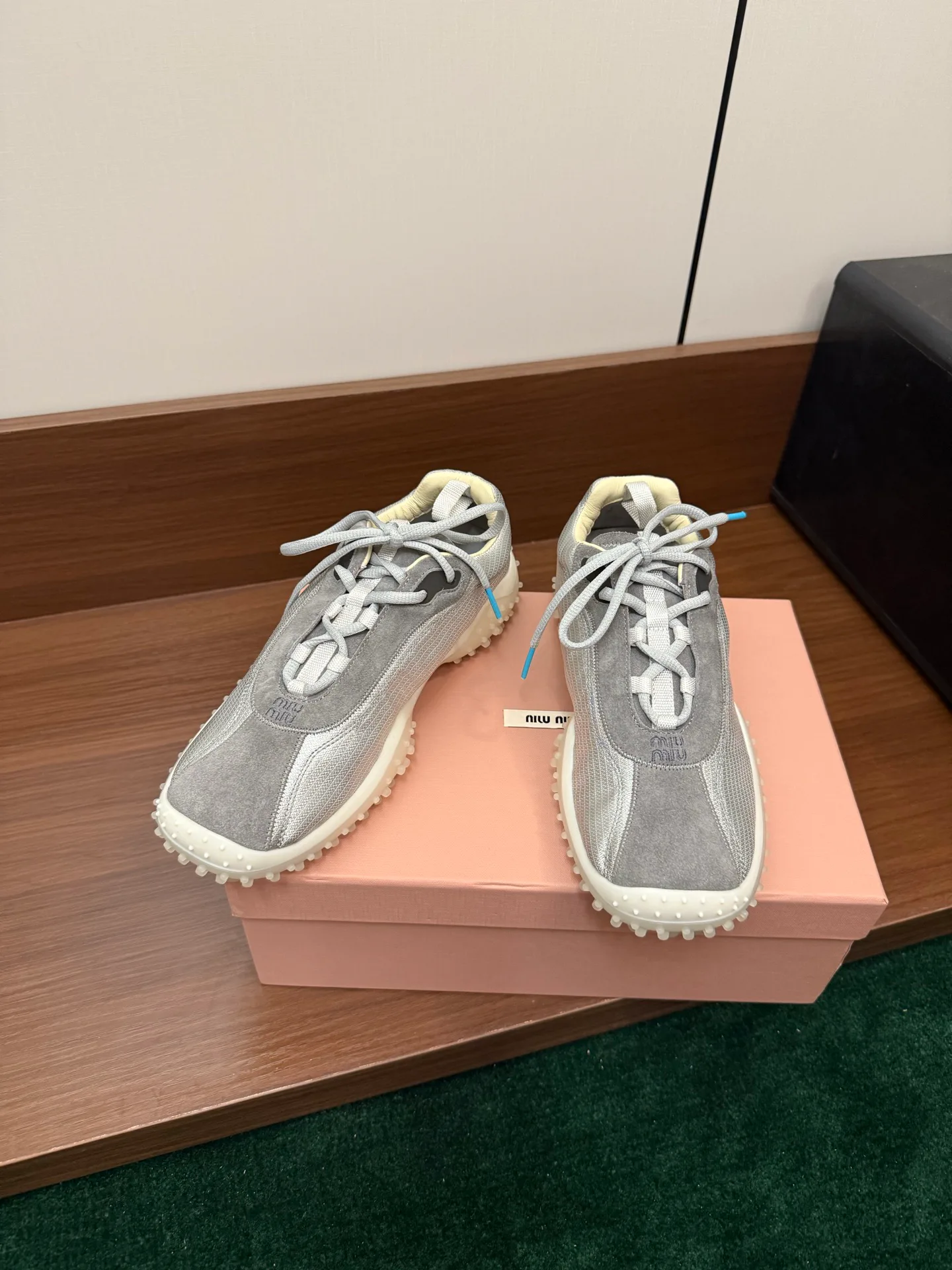 Кроссовки Женские Miu Miu 18042056