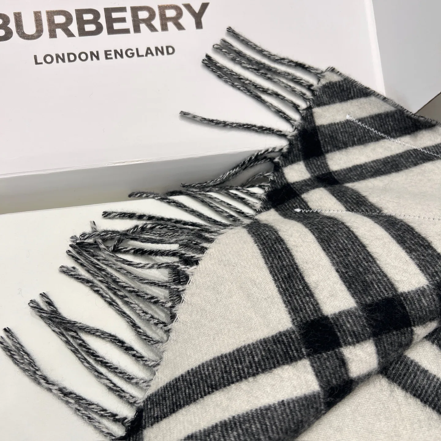 Шарфы Burberry 17945515