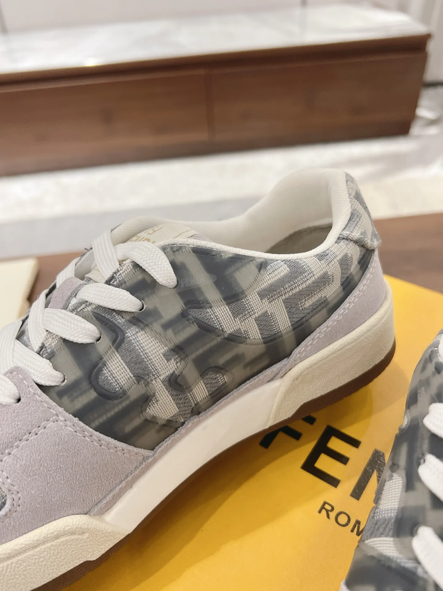 Кроссовки Женские Fendi 18219606