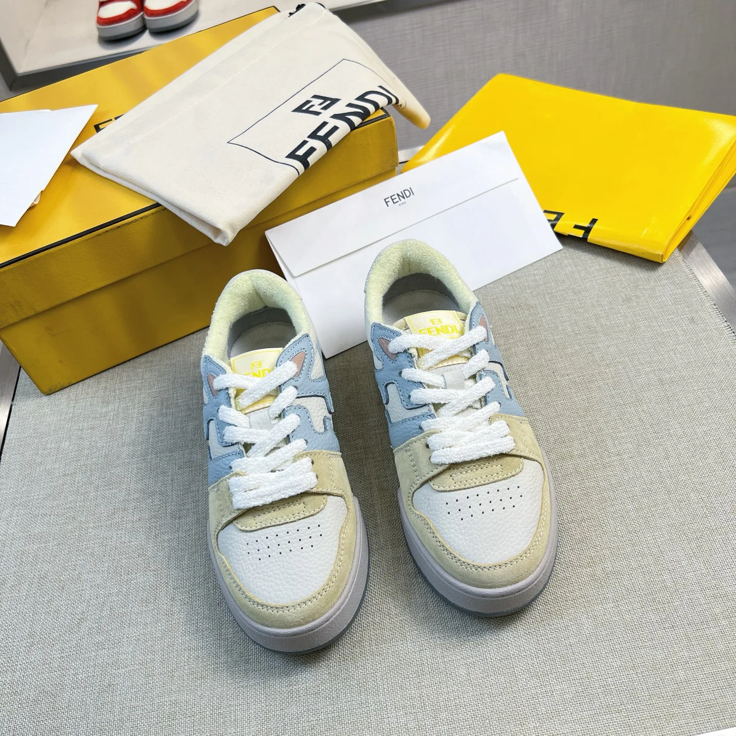 Кроссовки Женские Fendi 22512