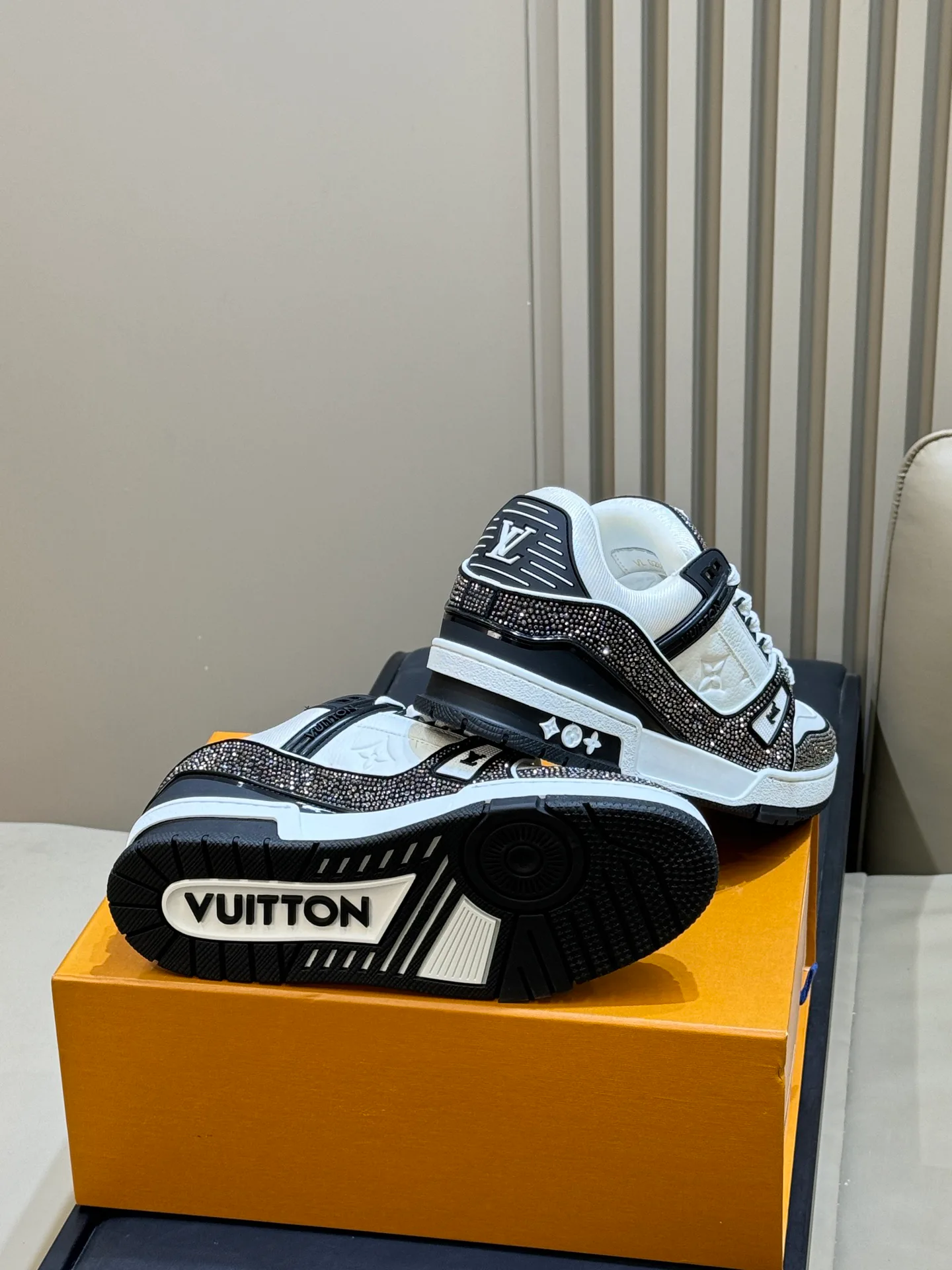 Кроссовки Женские Louis Vuitton 18073568