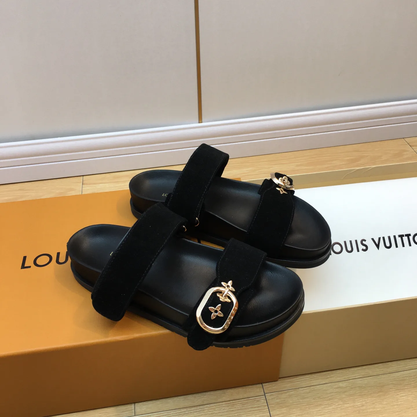 Шлепанцы Женские Louis Vuitton 30704