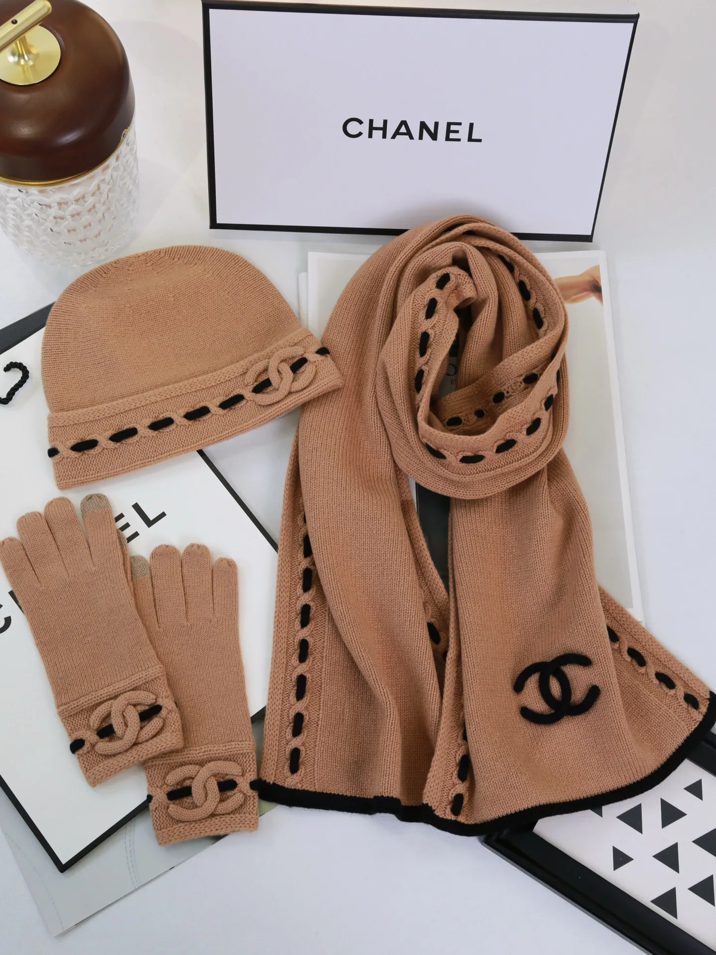 Головные Уборы Chanel 18427045