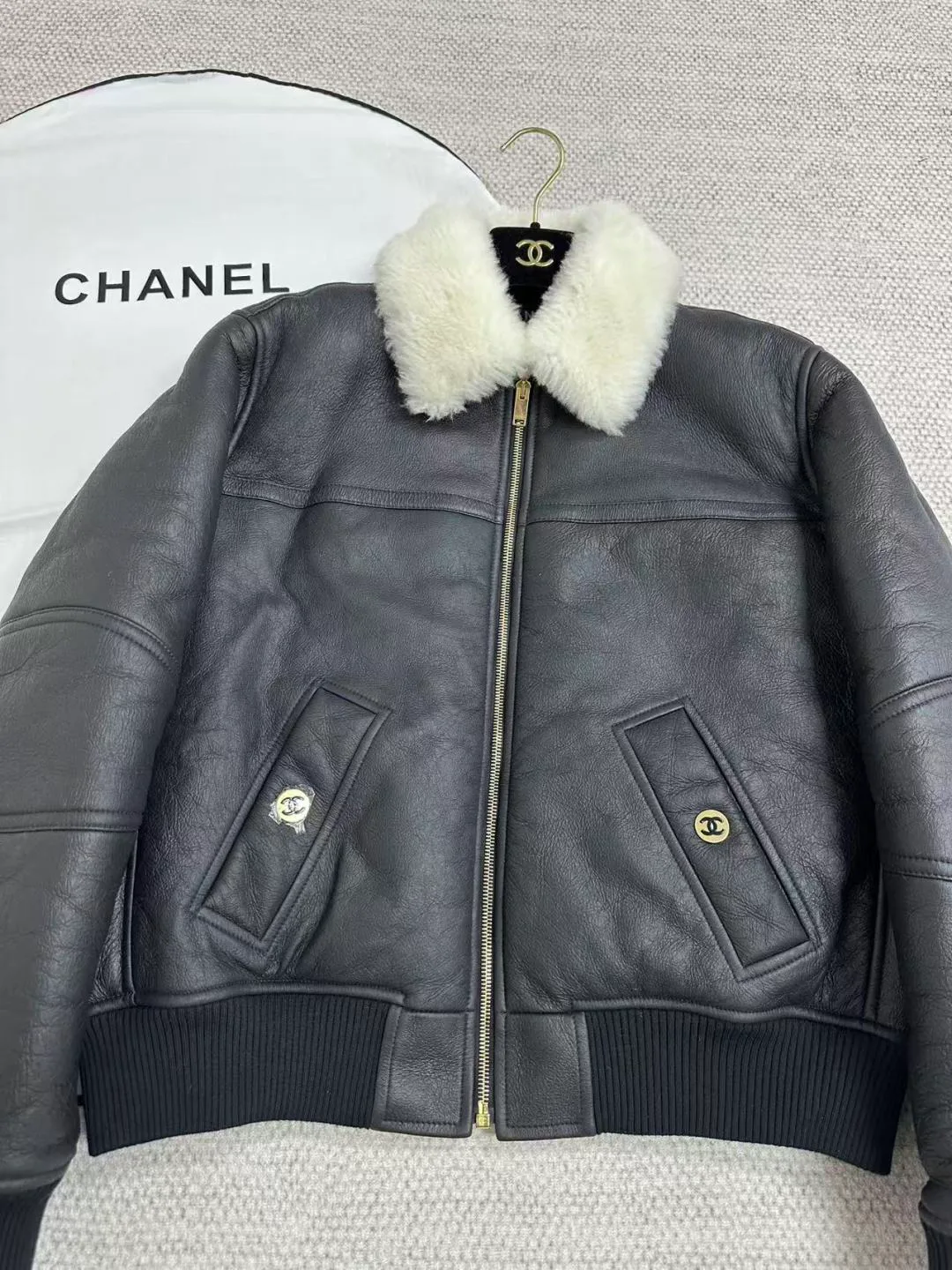 Кожаные Куртки И Дублёнки Женские Chanel 18363158