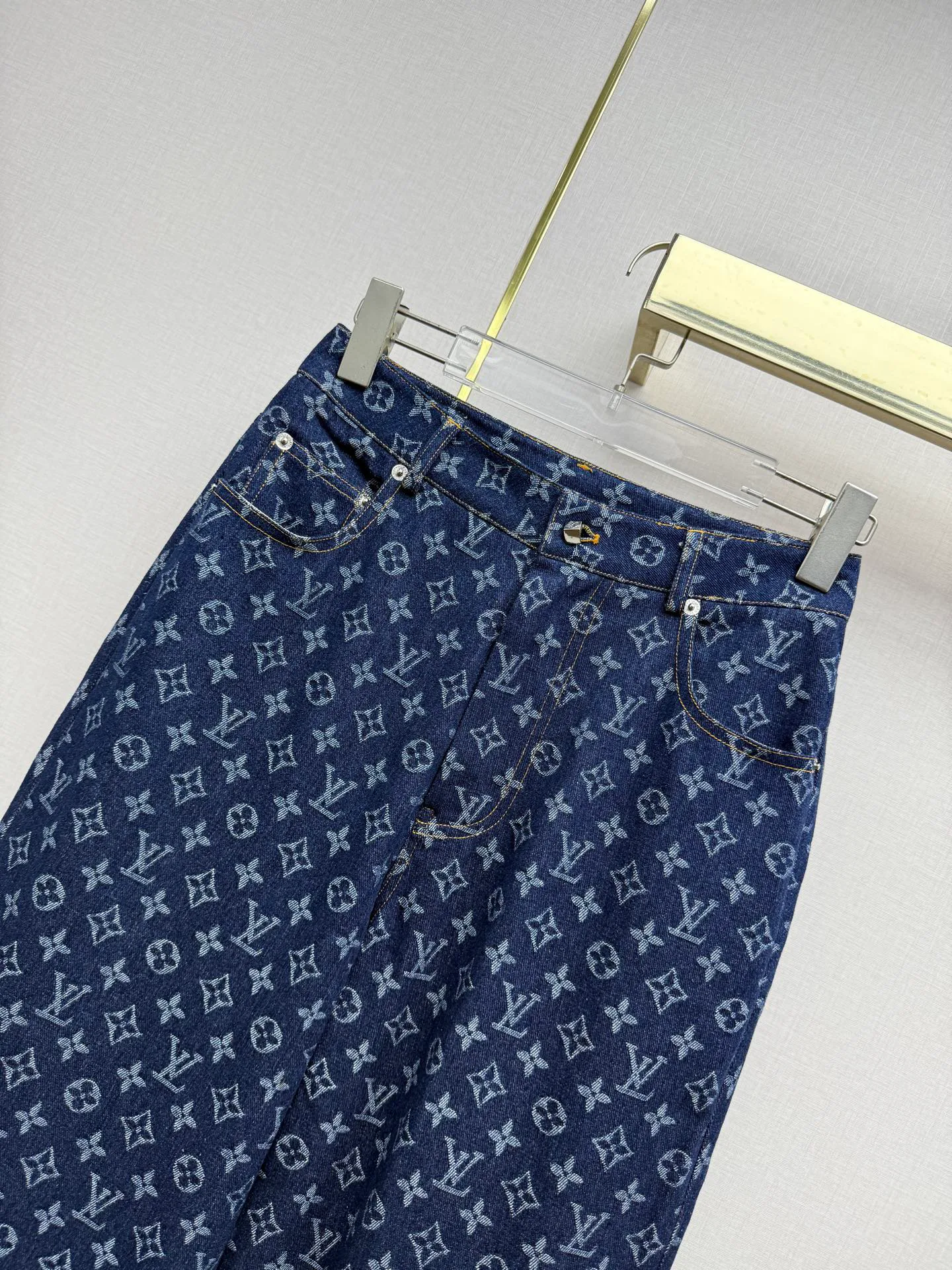 Джинсы Женские Louis Vuitton 17908347