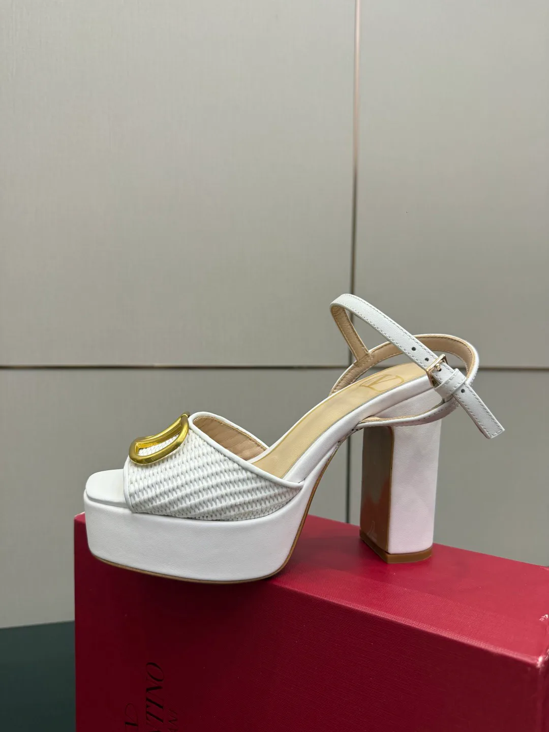 Босоножки Женские Valentino 13241321