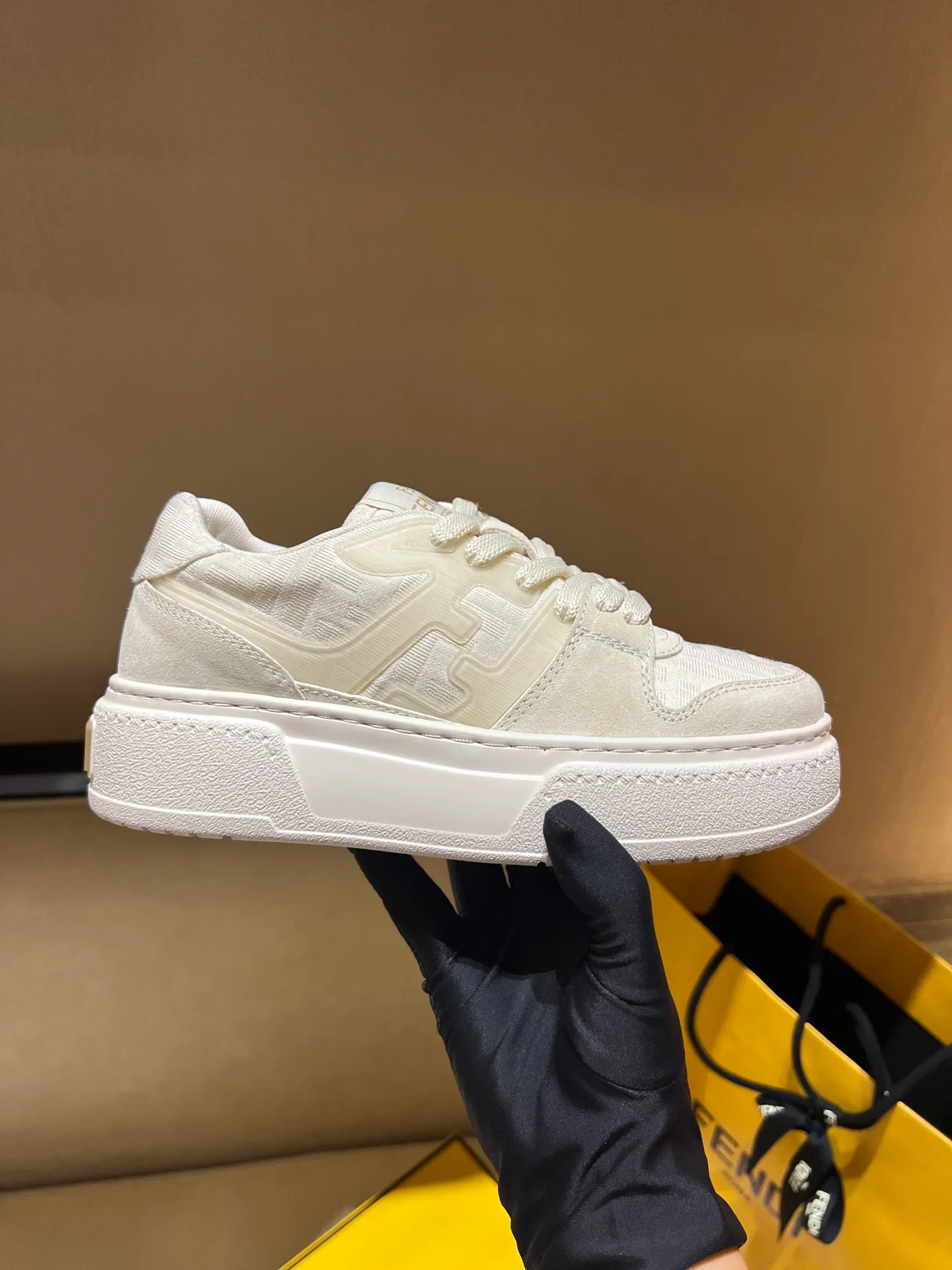 Кроссовки Женские Fendi 11275793