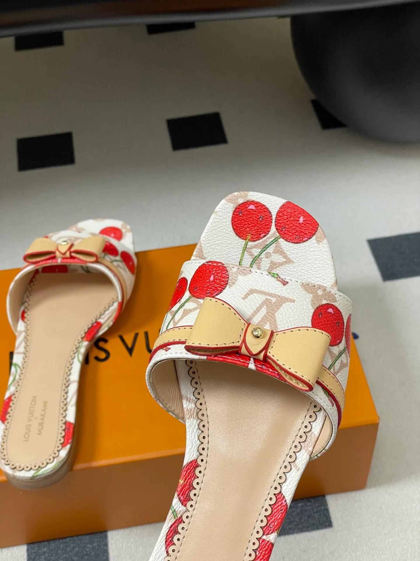 Шлепанцы Женские Louis Vuitton 3361686