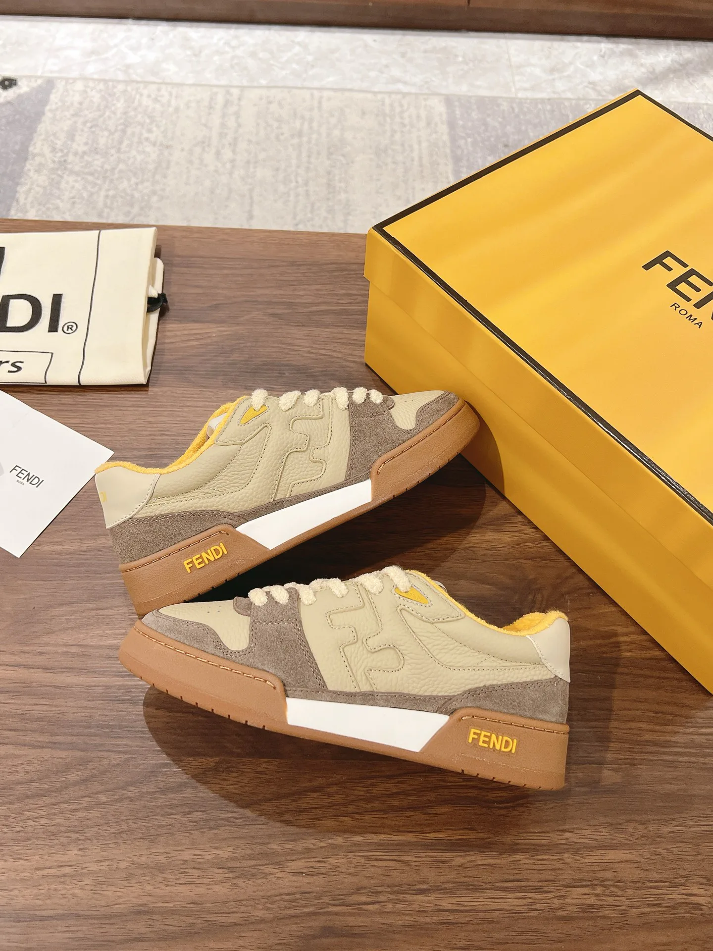 Кроссовки Женские Fendi 18219593
