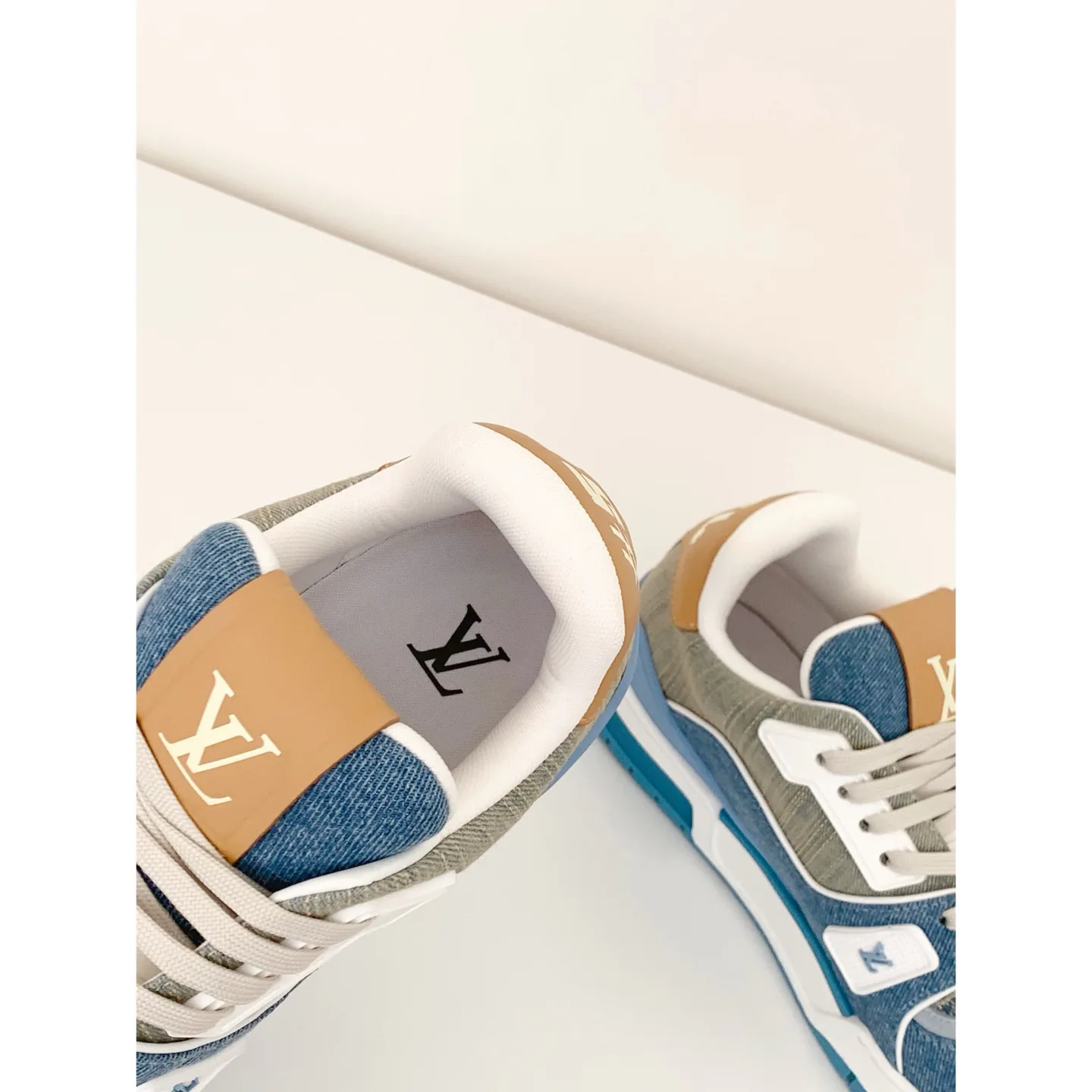 Кроссовки Женские Louis Vuitton 18375881
