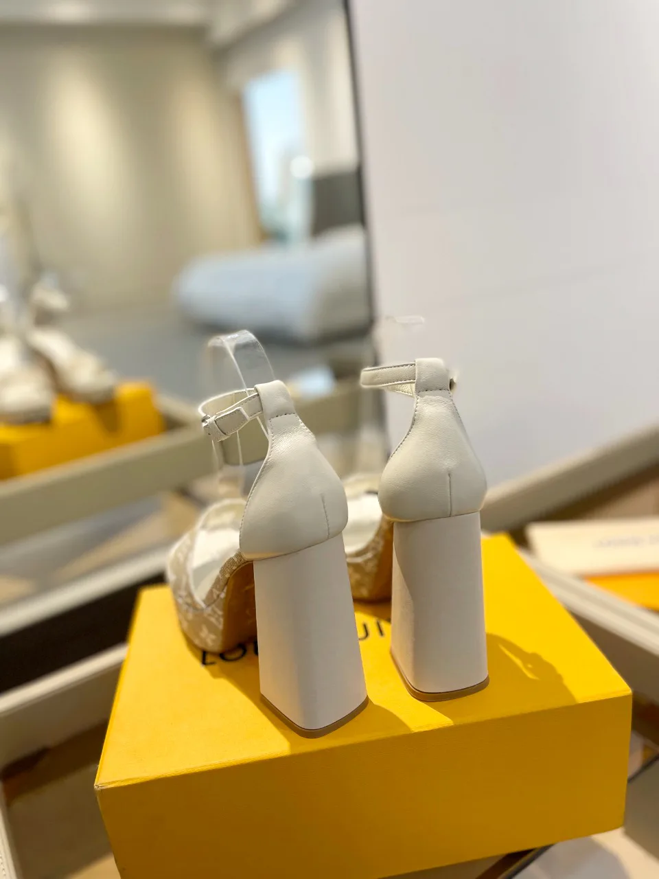 Босоножки Женские Louis Vuitton 10910218