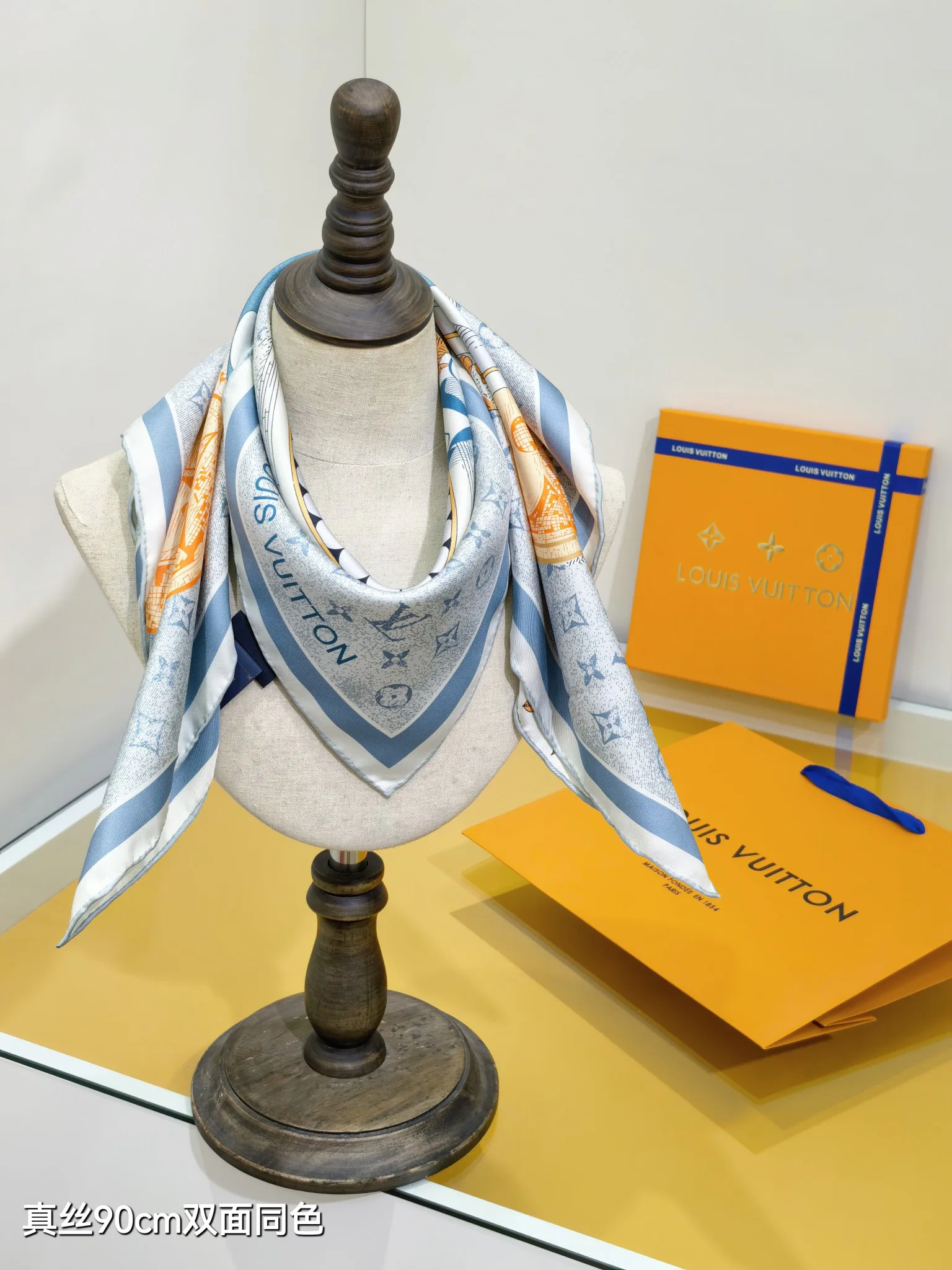 Текстиль Louis Vuitton 12918527