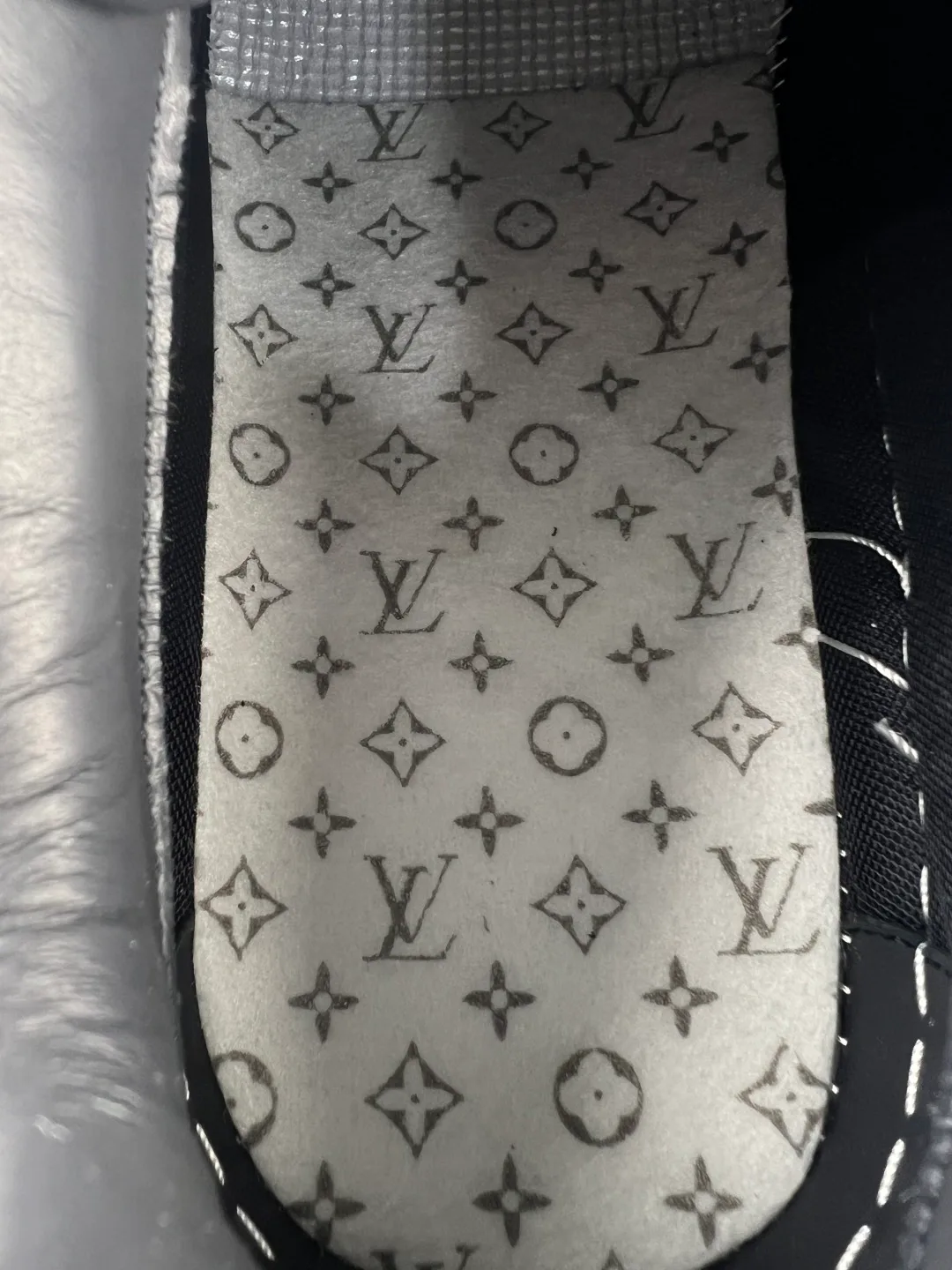 Кроссовки Женские Louis Vuitton 17293054