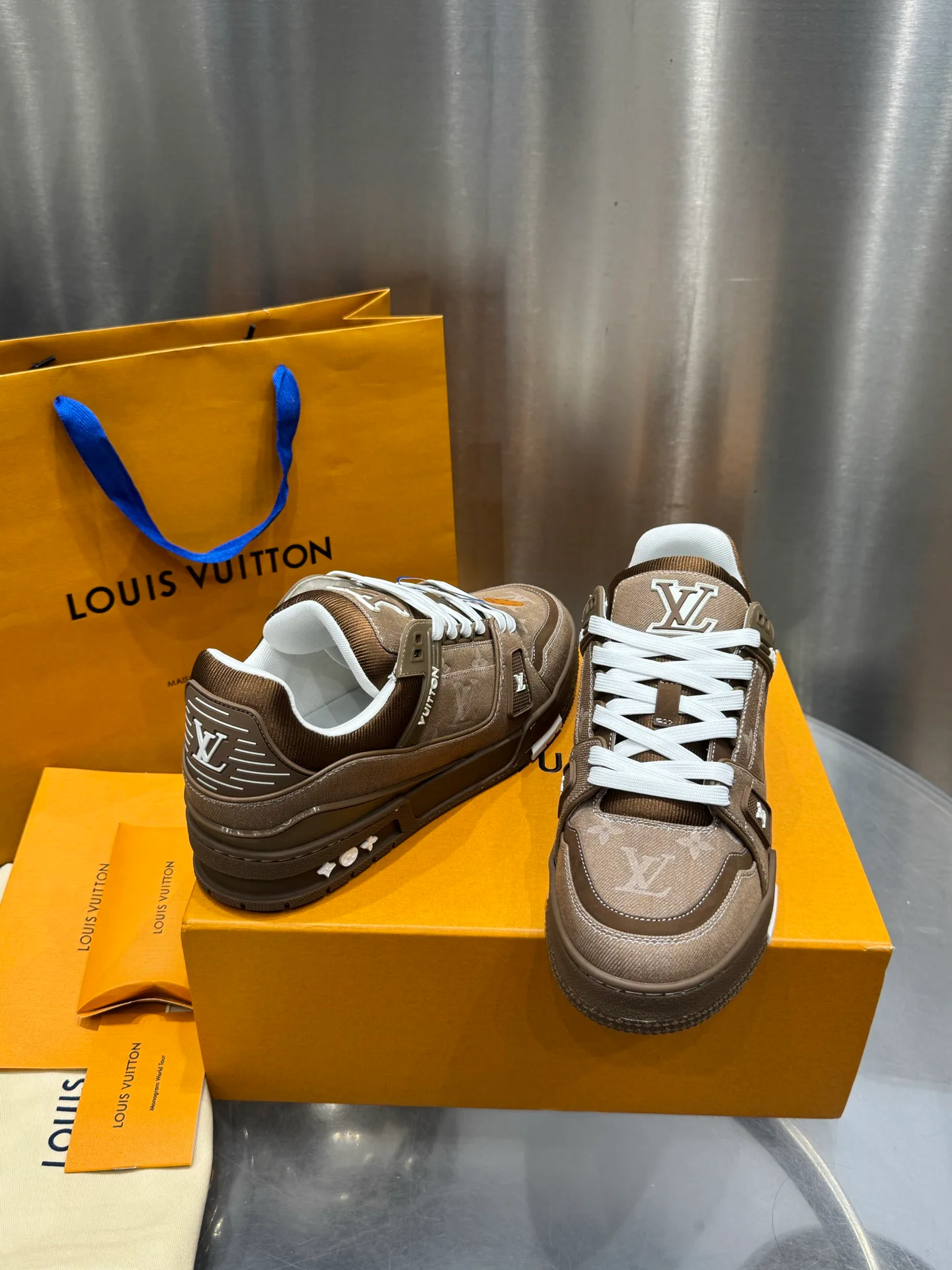 Кроссовки Женские Louis Vuitton 19073341