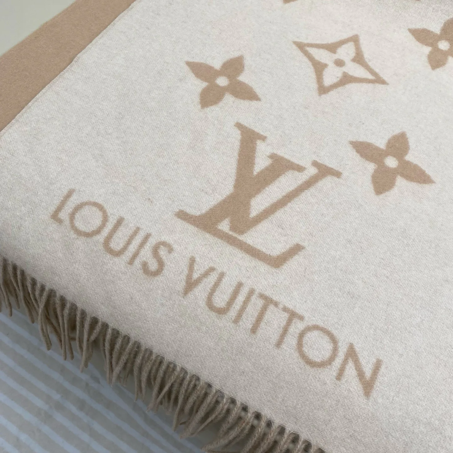 Шарфы Louis Vuitton 18105571