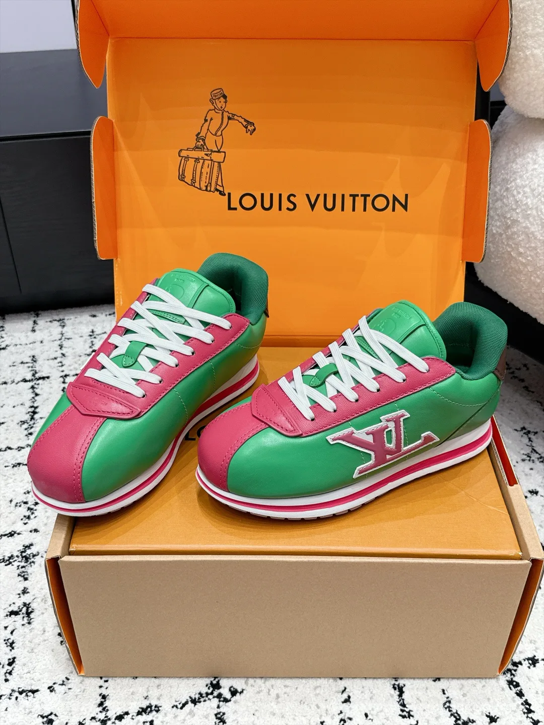 Кроссовки Женские Louis Vuitton 18406491