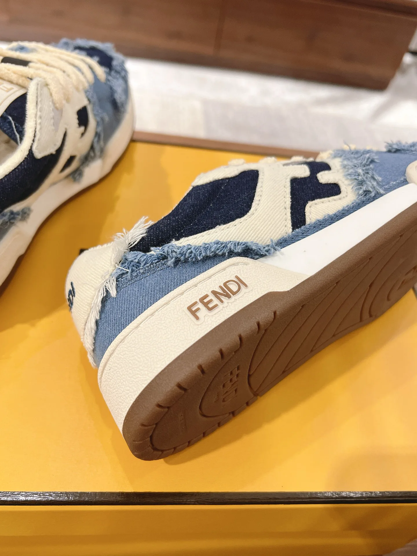 Кроссовки Женские Fendi 18219590