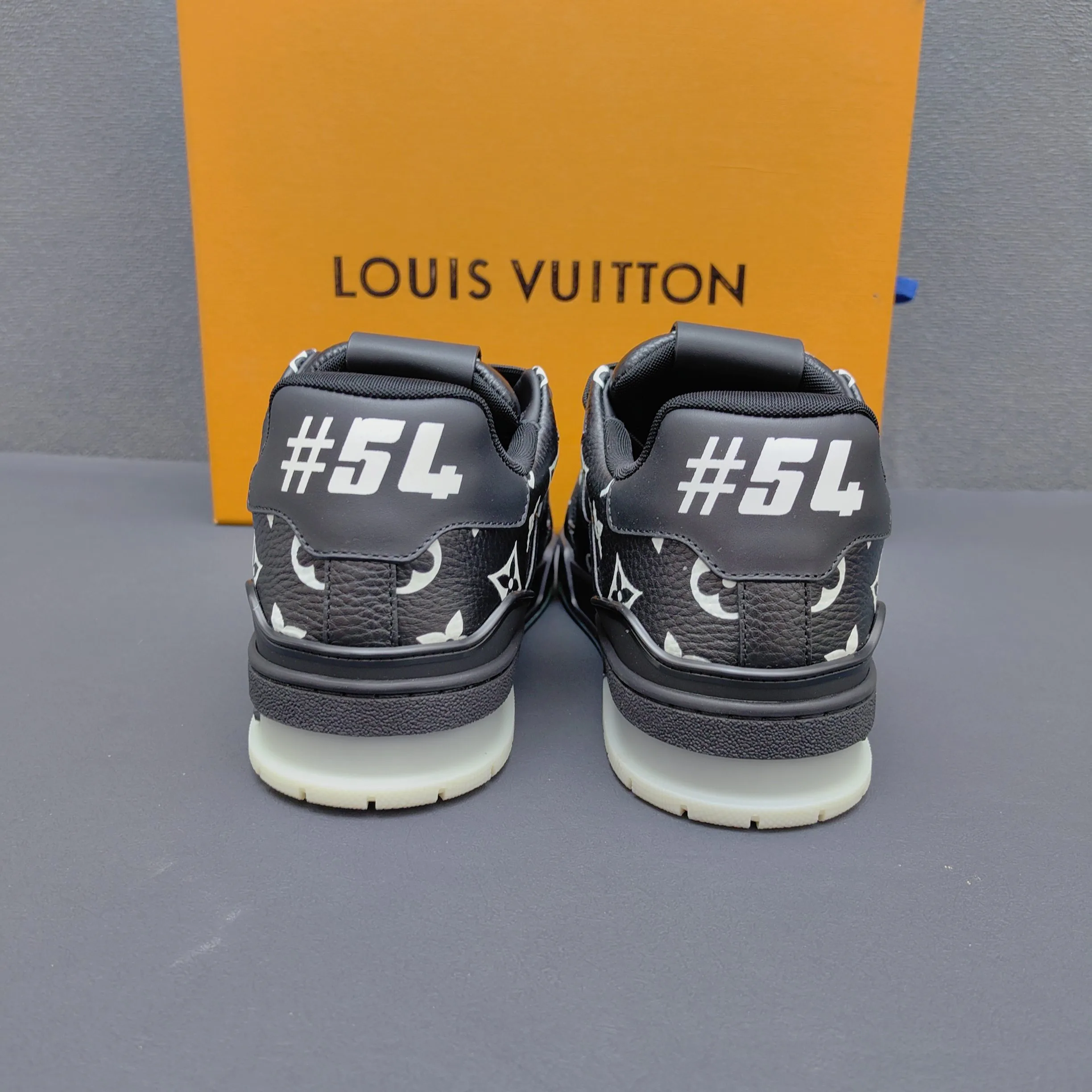 Кроссовки Женские Louis Vuitton 17725114