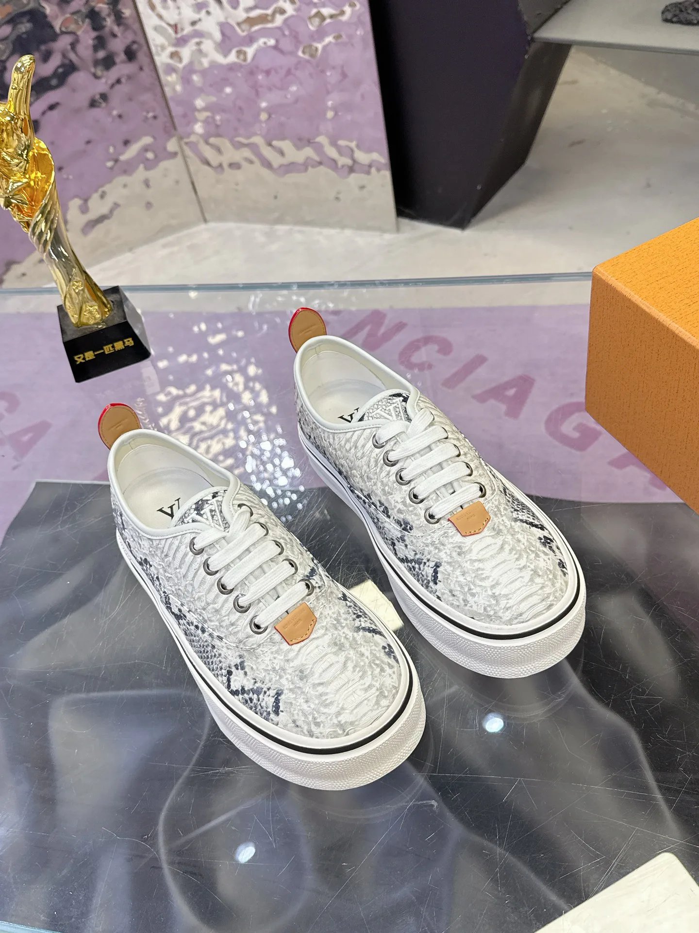 Кроссовки Мужские Louis Vuitton 17930911