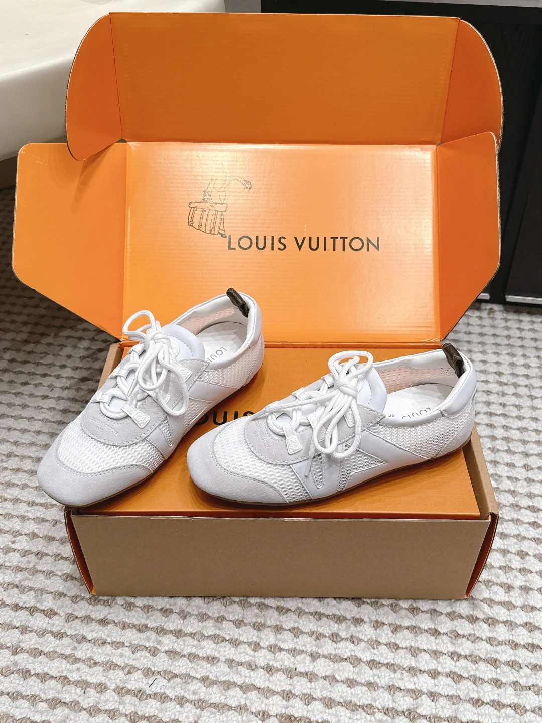 Кроссовки Женские Louis Vuitton 19043357