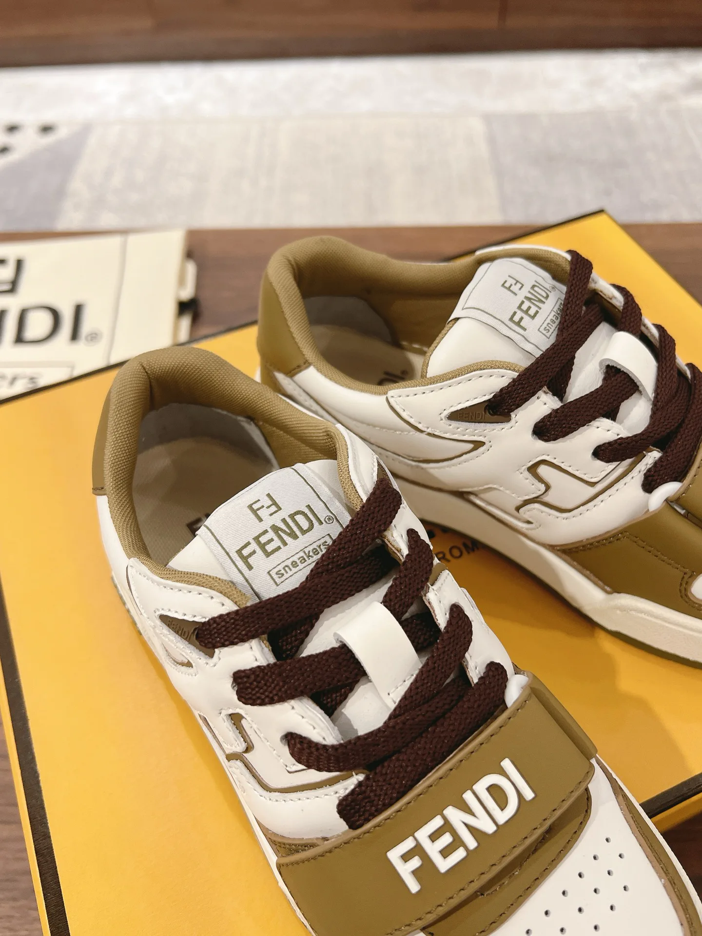 Кроссовки Женские Fendi 18219542