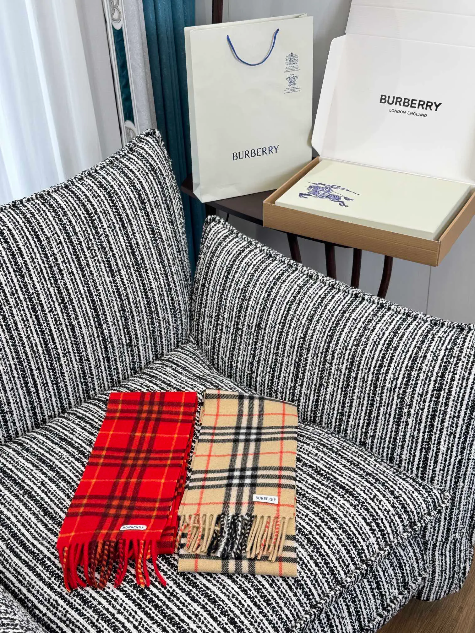 Шарфы Burberry 18287396