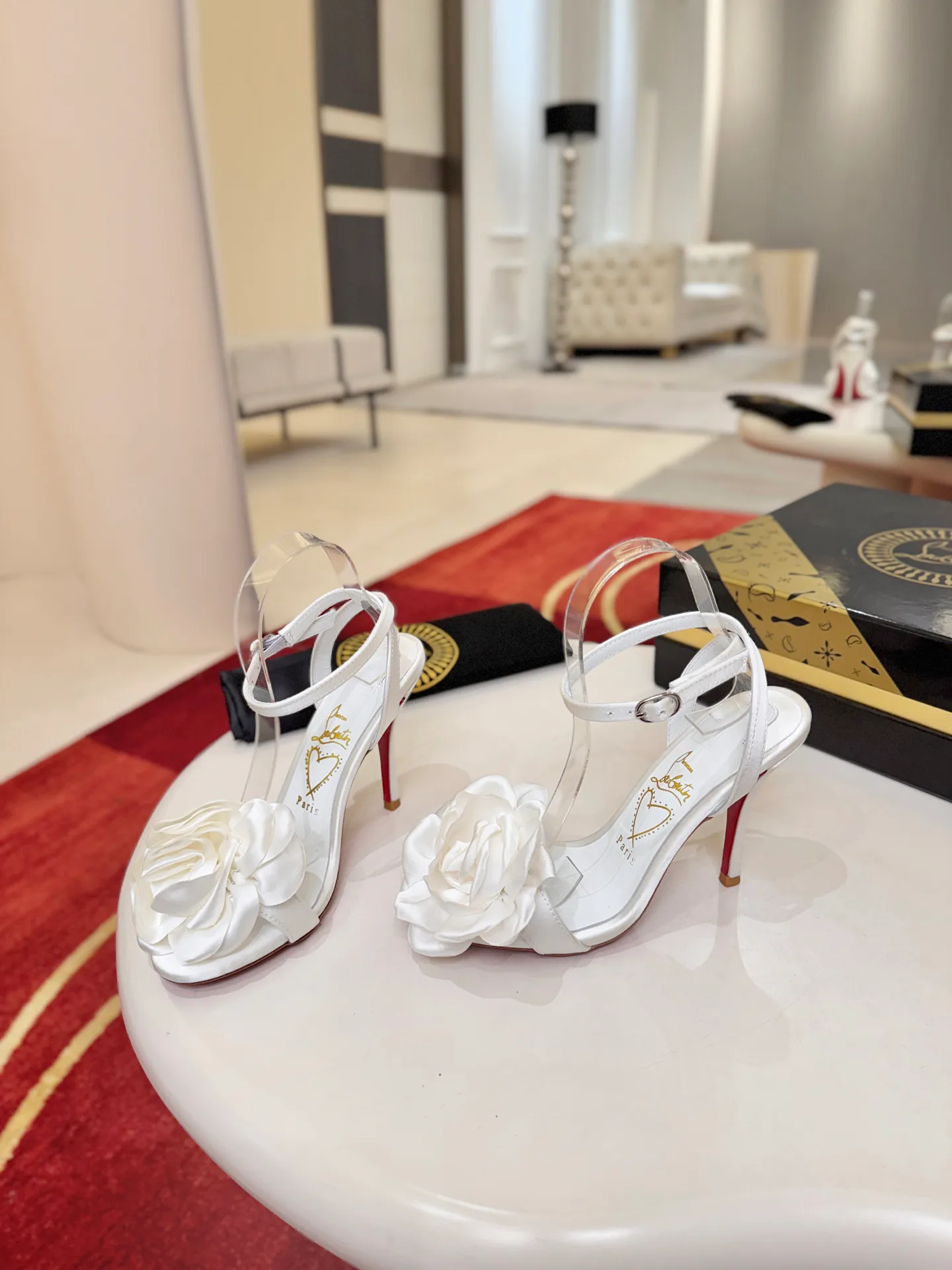 Босоножки Женские Christian Louboutin 18275832
