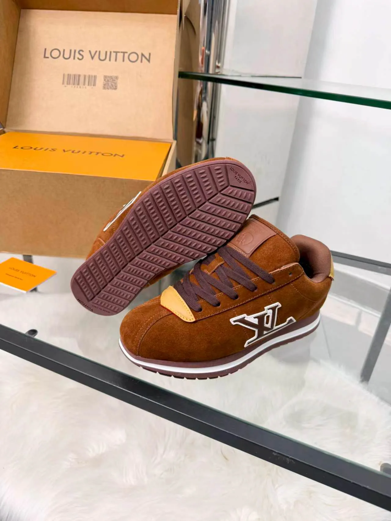 Кроссовки Женские Louis Vuitton 18417396