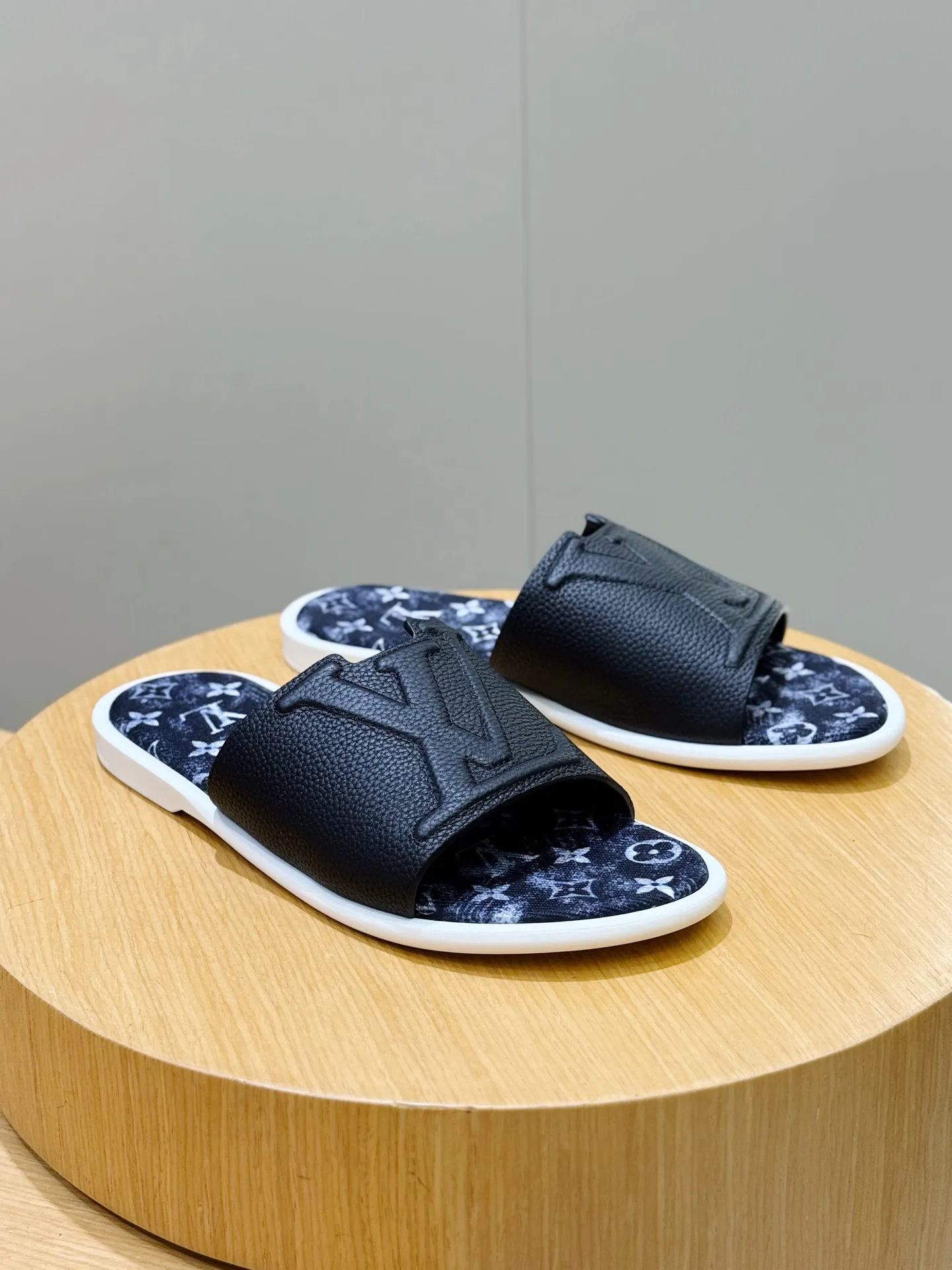 Шлепанцы Мужские Louis Vuitton 17342961