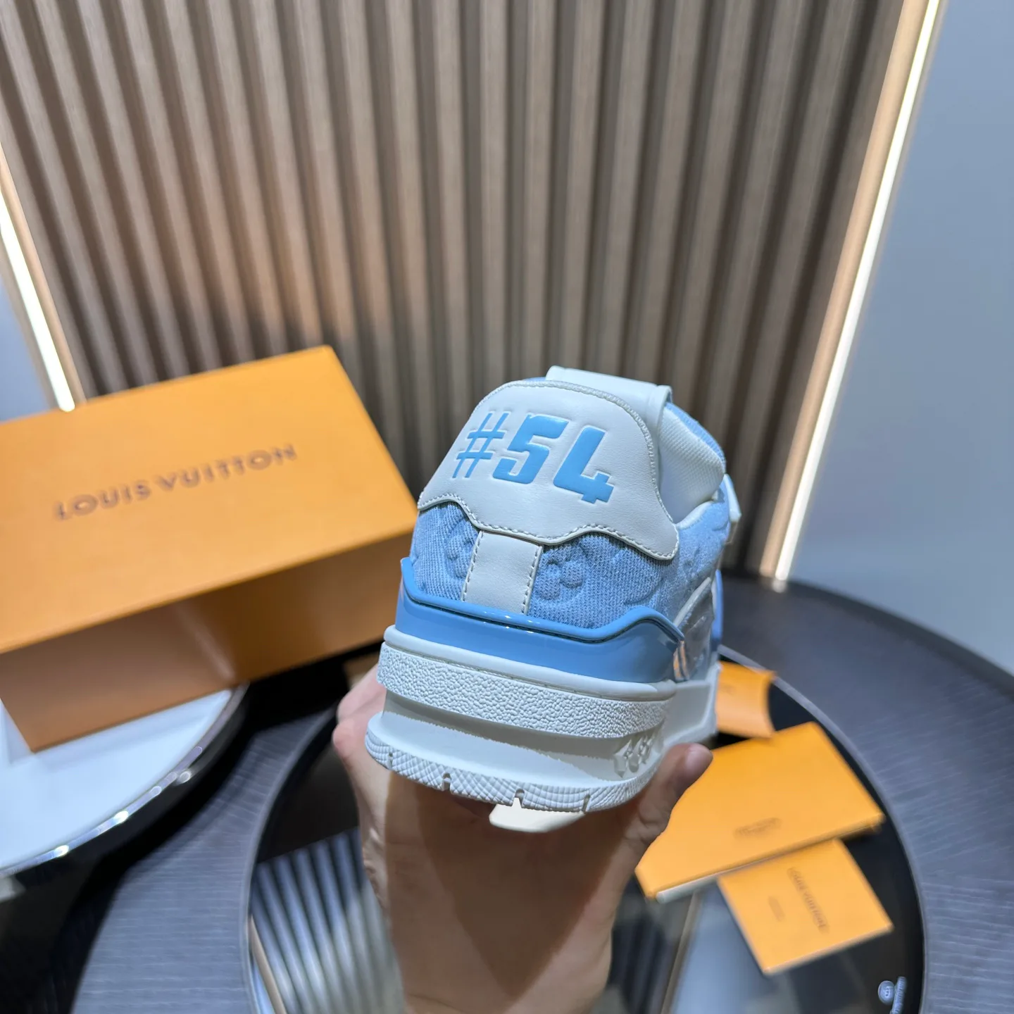 Кроссовки Женские Louis Vuitton 18192502