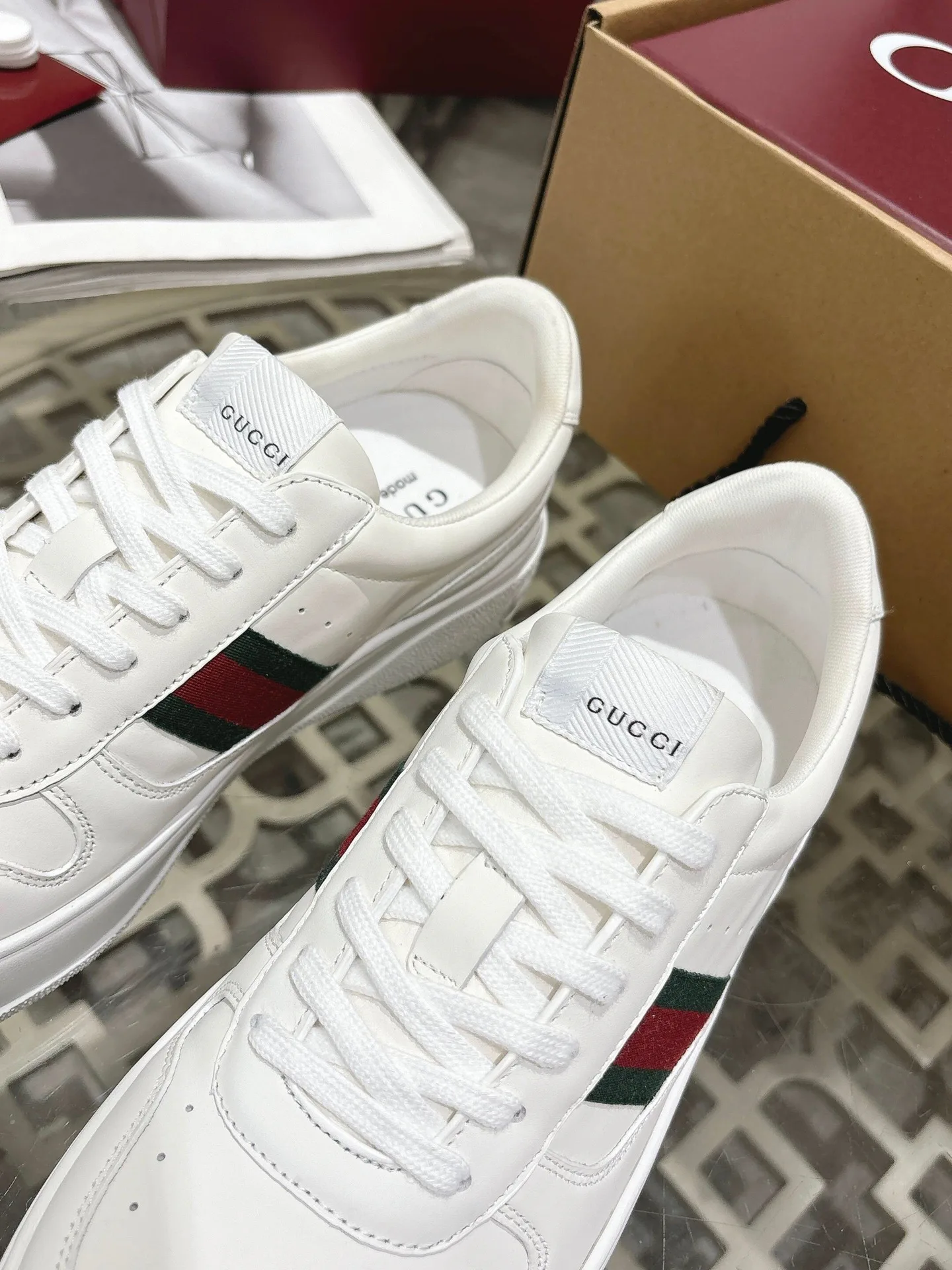 Кроссовки Женские Gucci 18369588