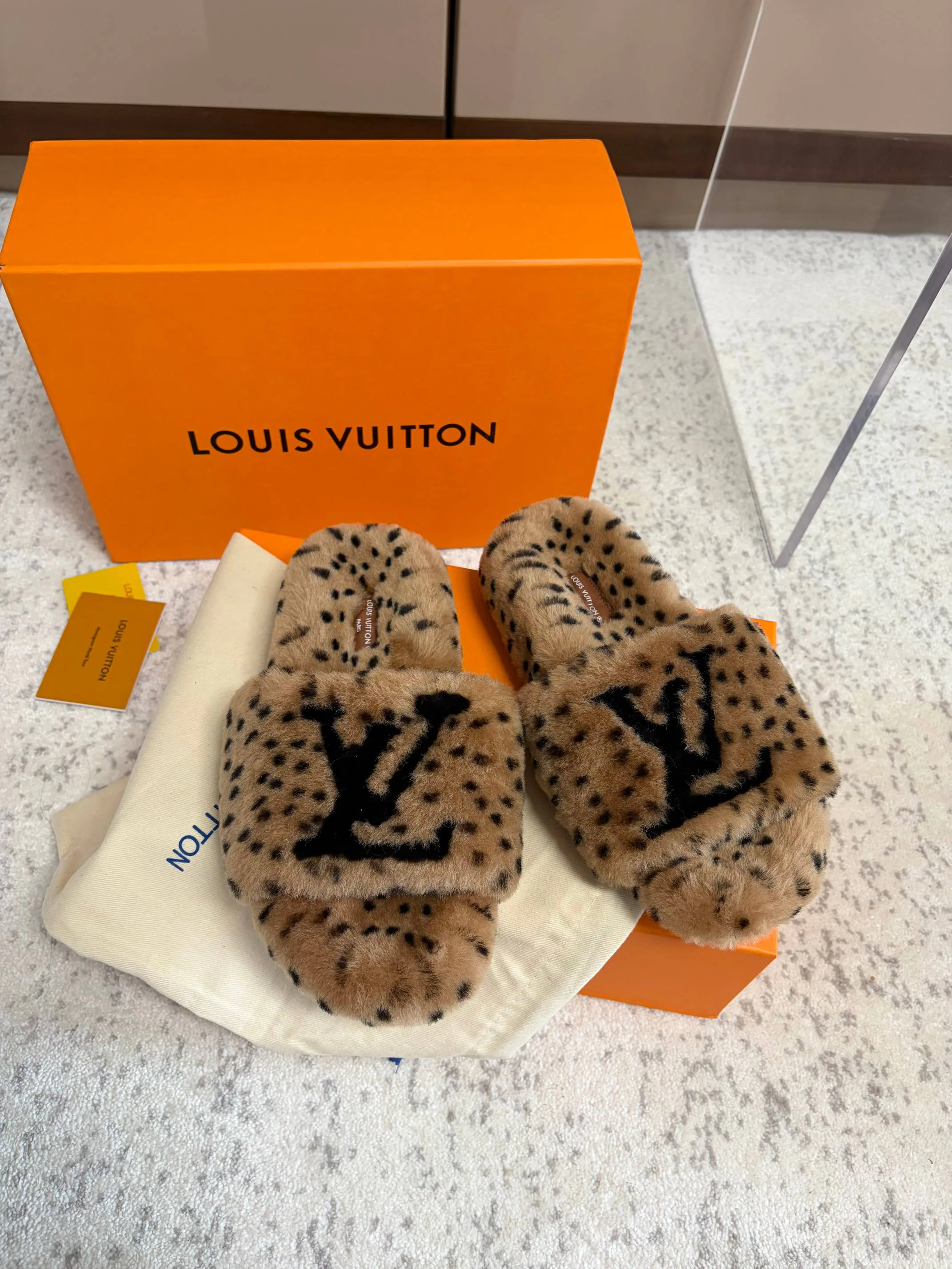 Тапочки Женские Louis Vuitton 18823518