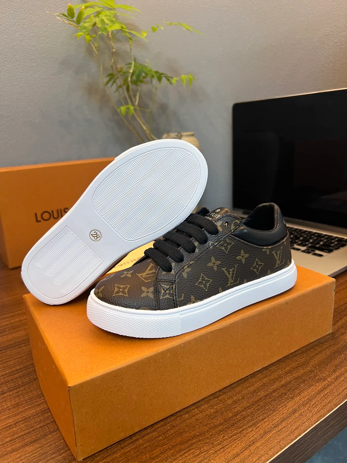 Кроссовки Женские Louis Vuitton 18077535
