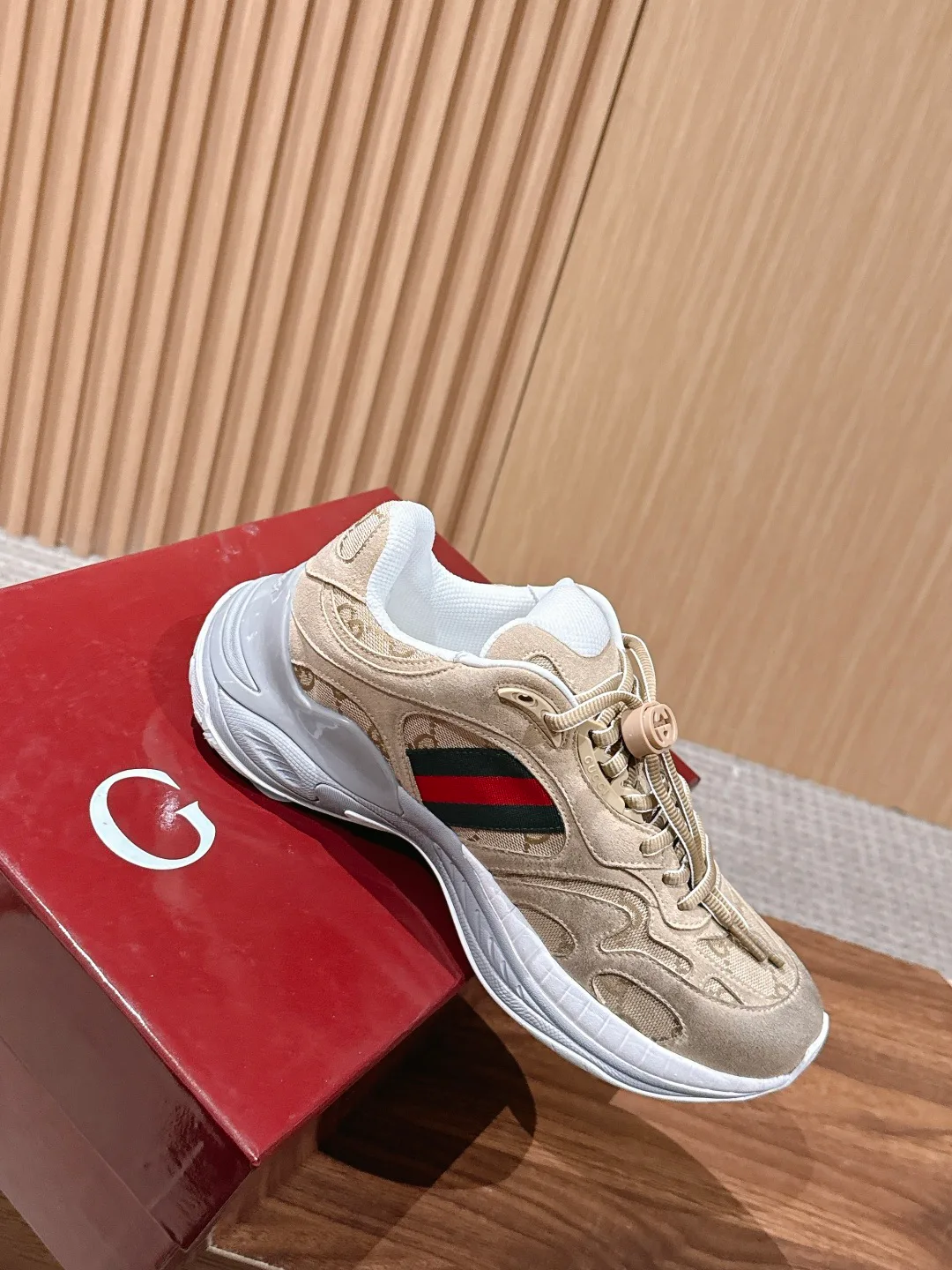 Кроссовки Женские Gucci 18889233