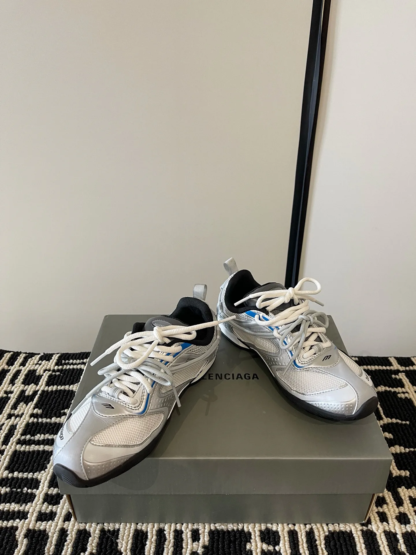 Кроссовки Женские Balenciaga 18386315