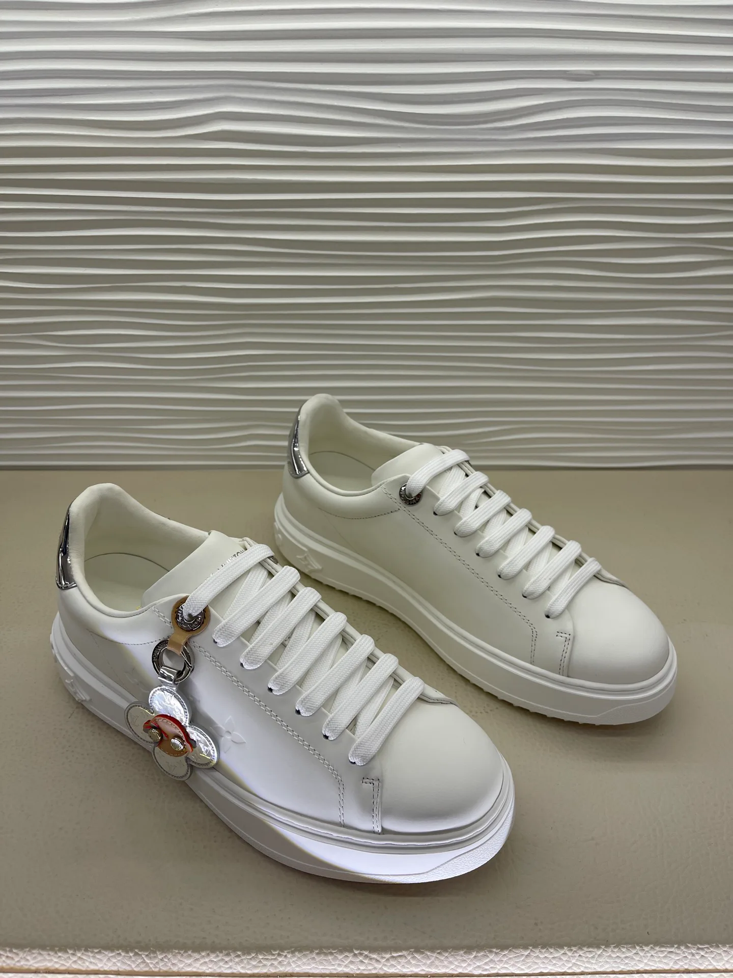 Кроссовки Женские Louis Vuitton 18080228