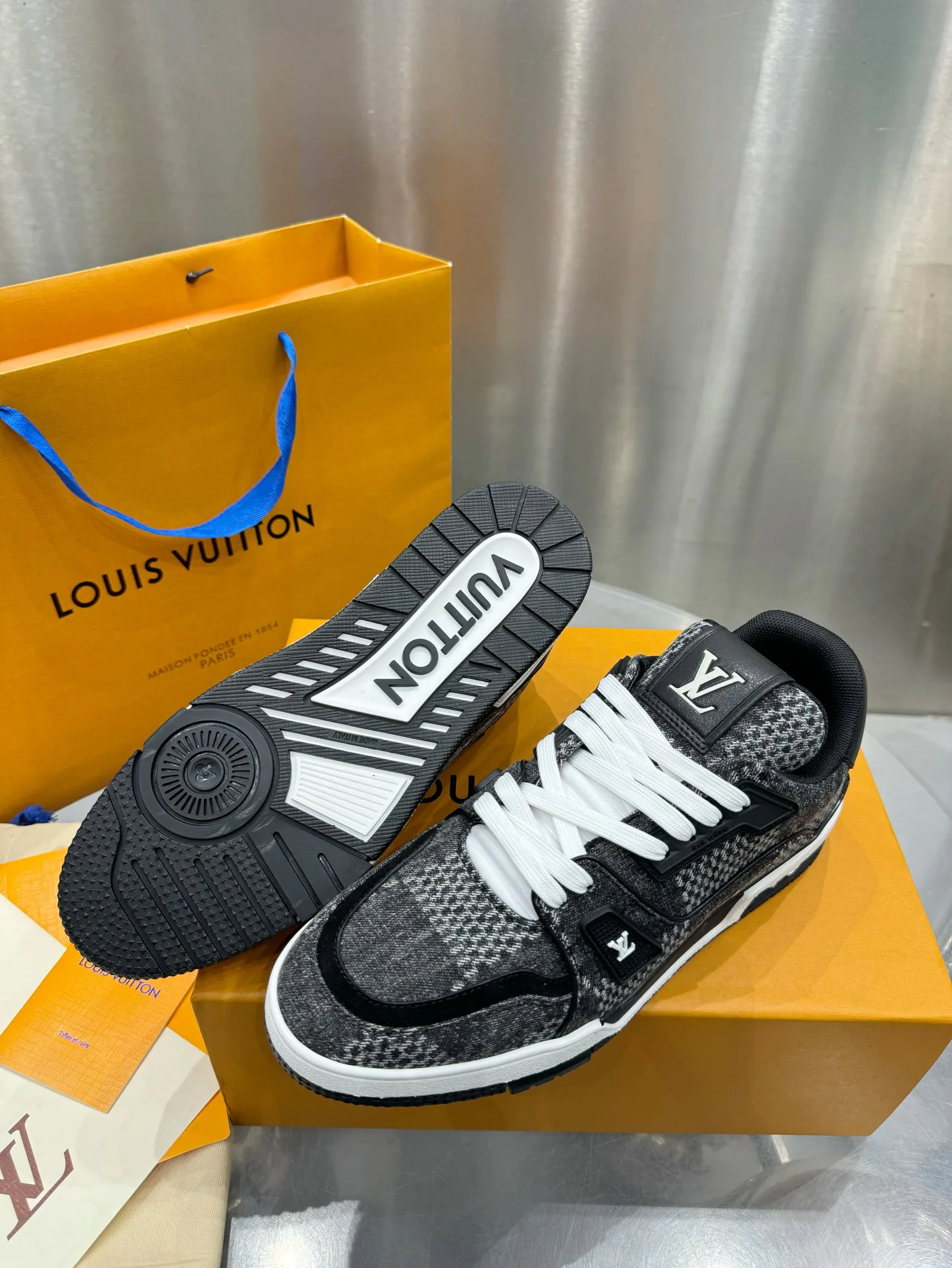 Кроссовки Женские Louis Vuitton 19073365
