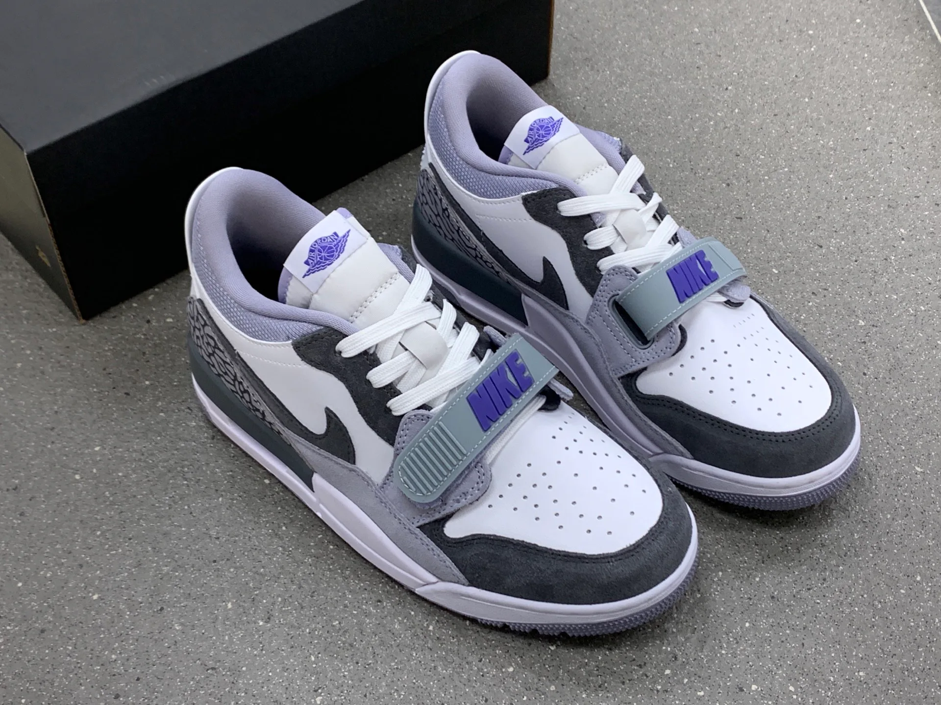 Кроссовки Женские Air Jordan 839906