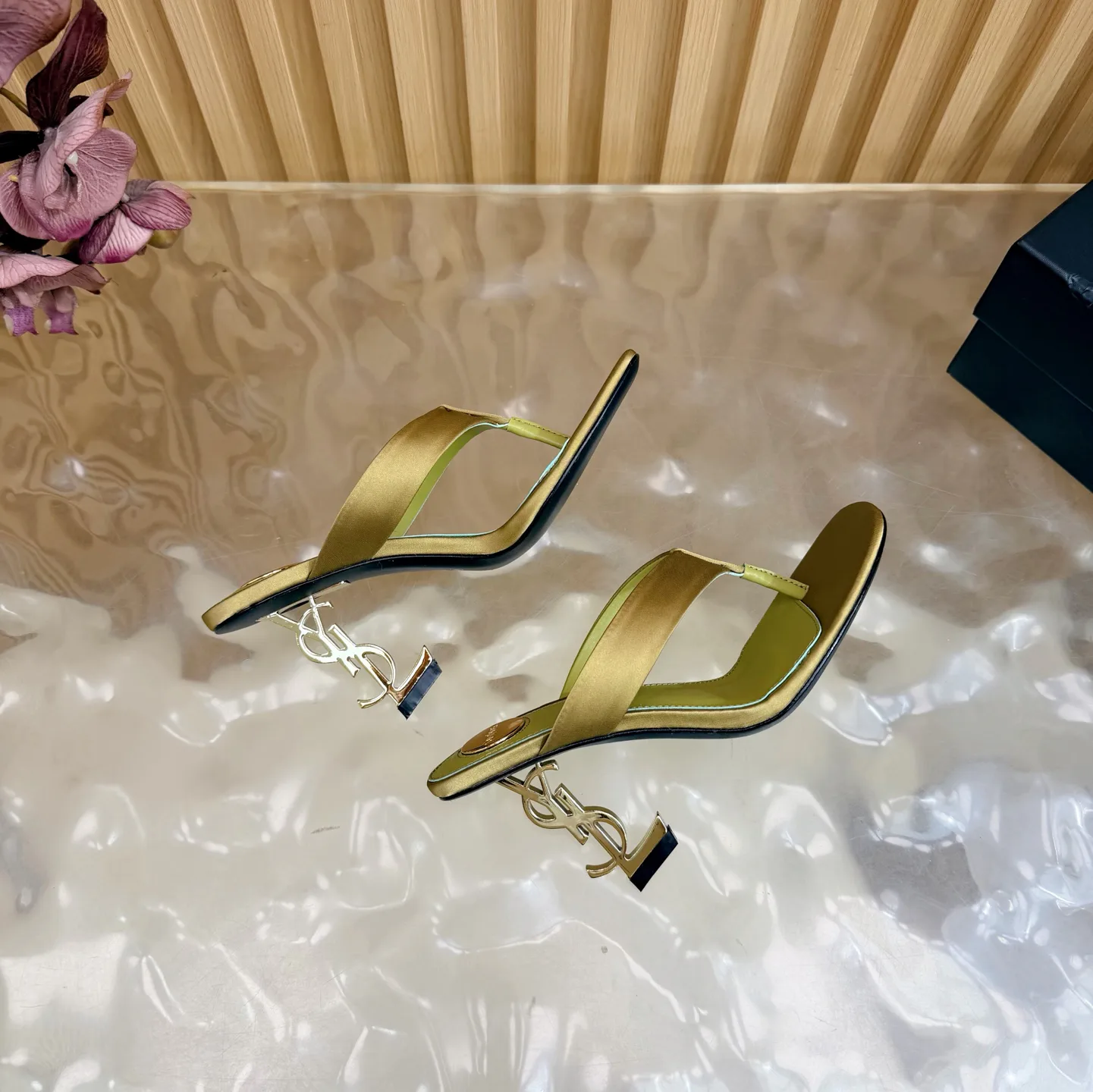 Шлепанцы Женские Saint Laurent 11660258