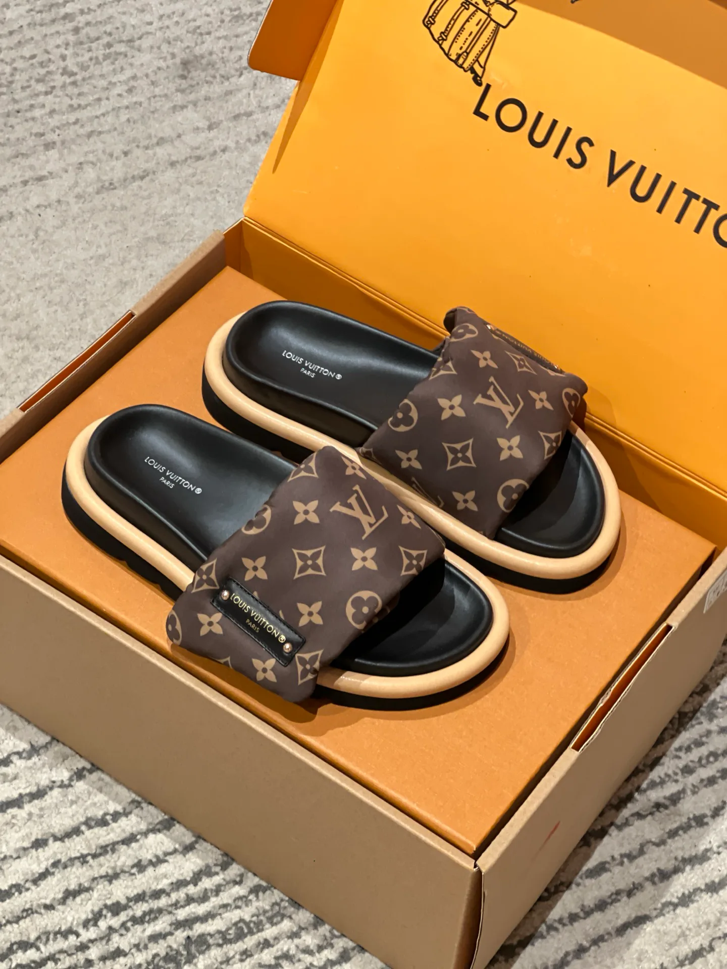Шлепанцы Женские Louis Vuitton 15357809