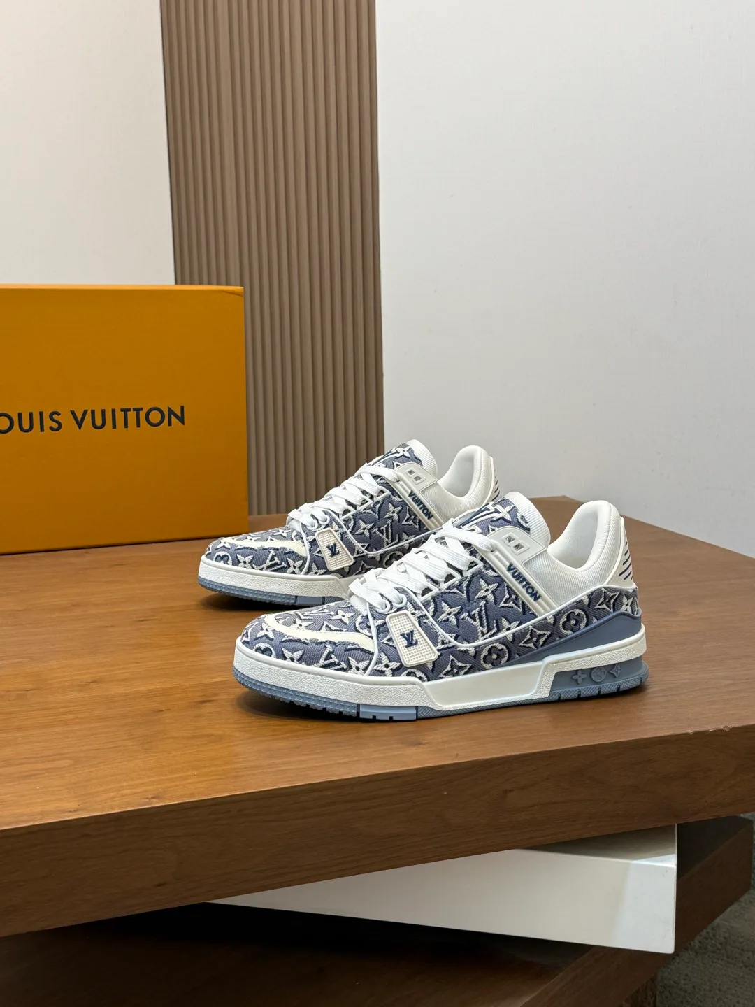 Кроссовки Женские Louis Vuitton 17447608