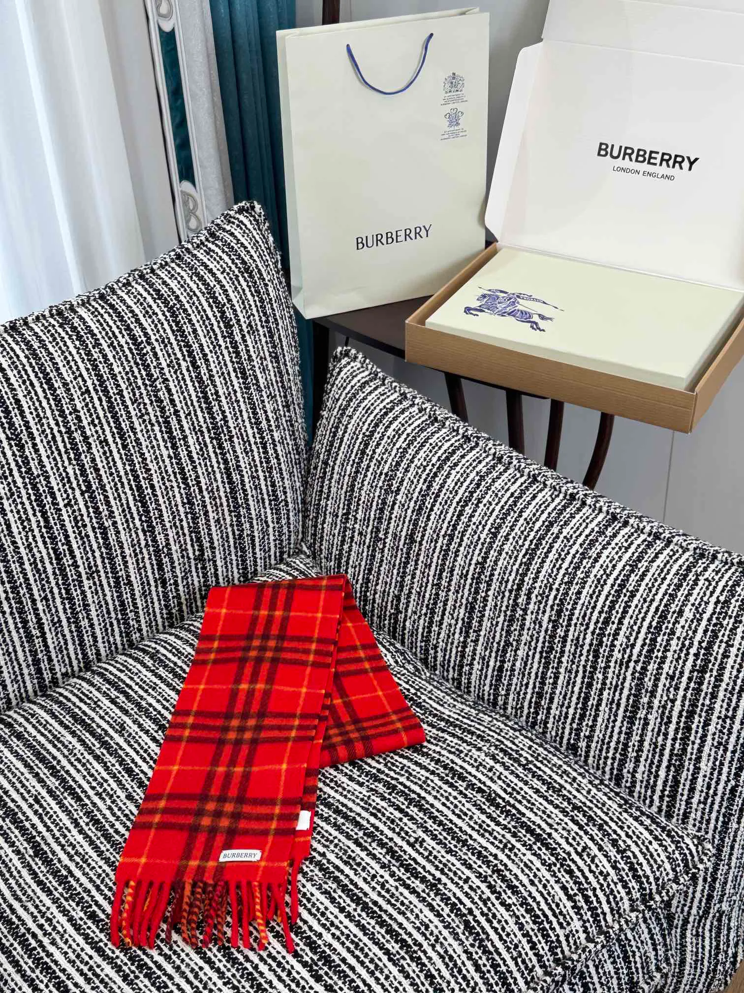 Шарфы Burberry 18287396