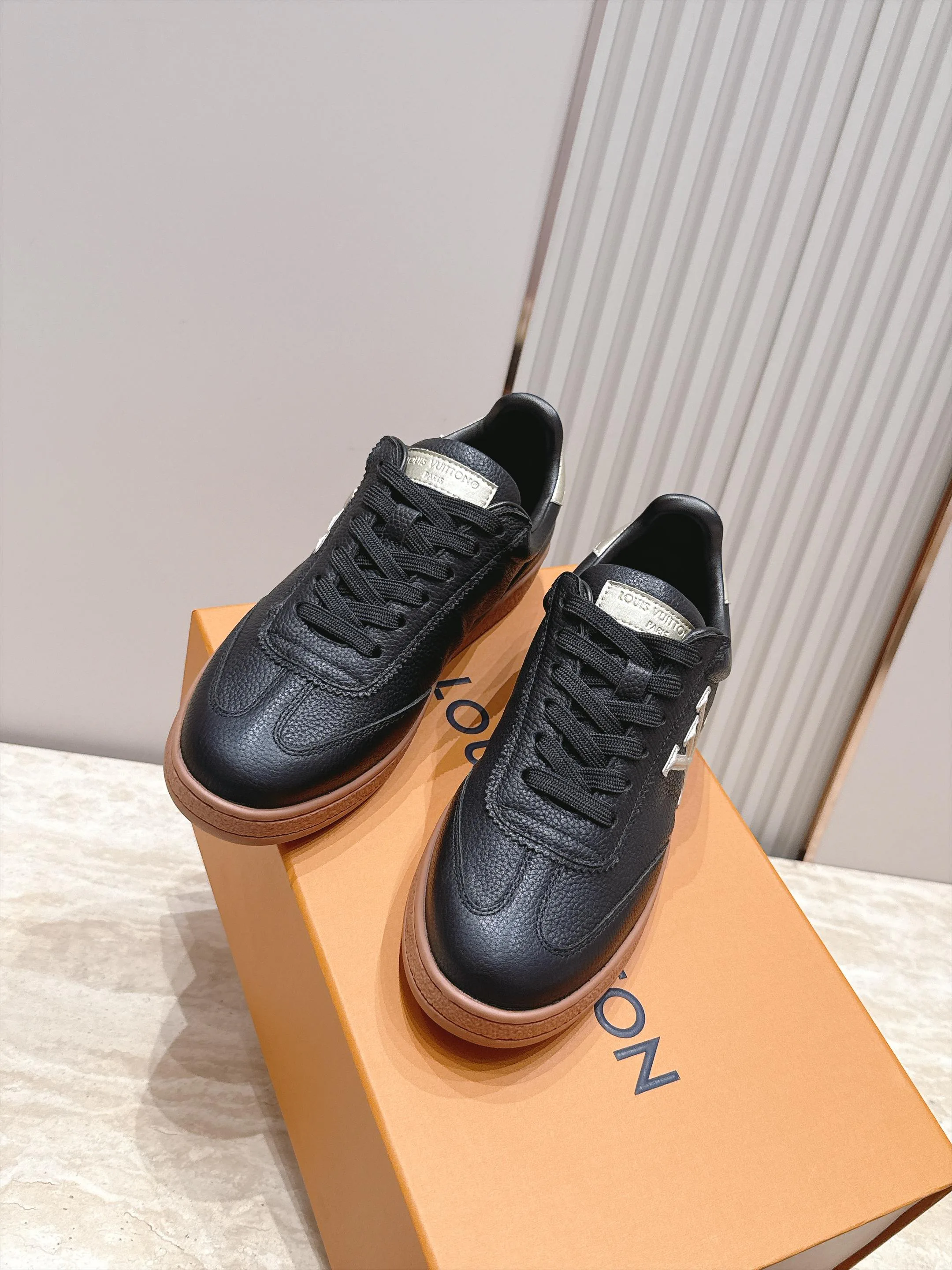 Кроссовки Женские Louis Vuitton 18492490