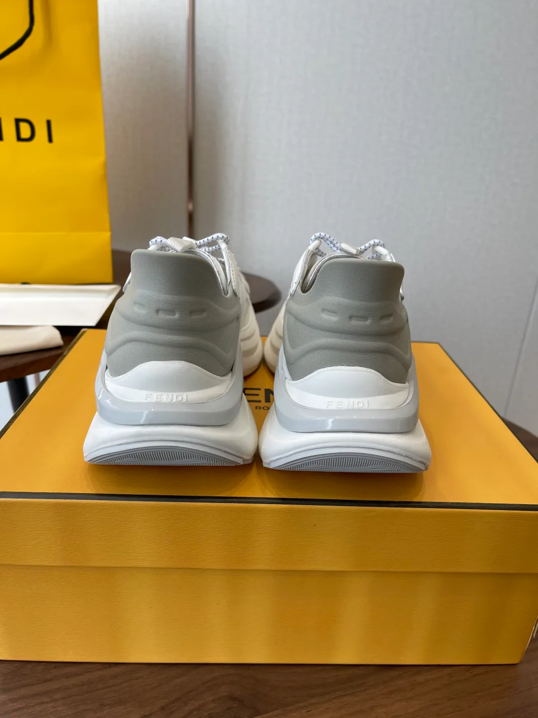 Кроссовки Женские Fendi 11428091