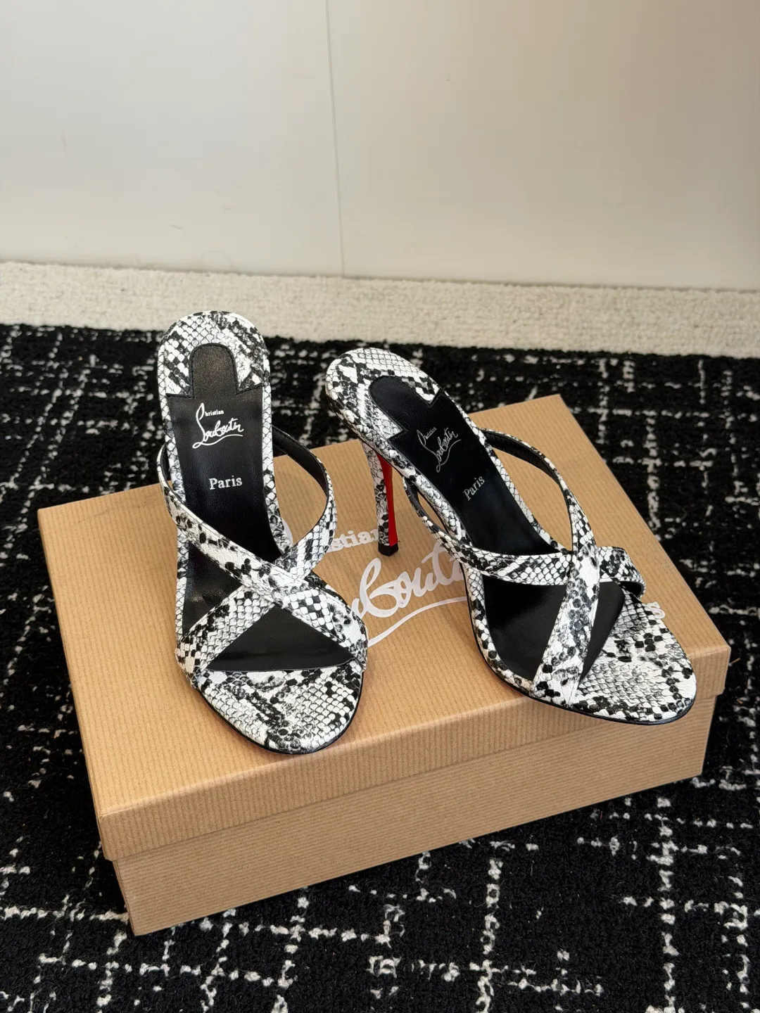 Туфли Женские Christian Louboutin 17936550
